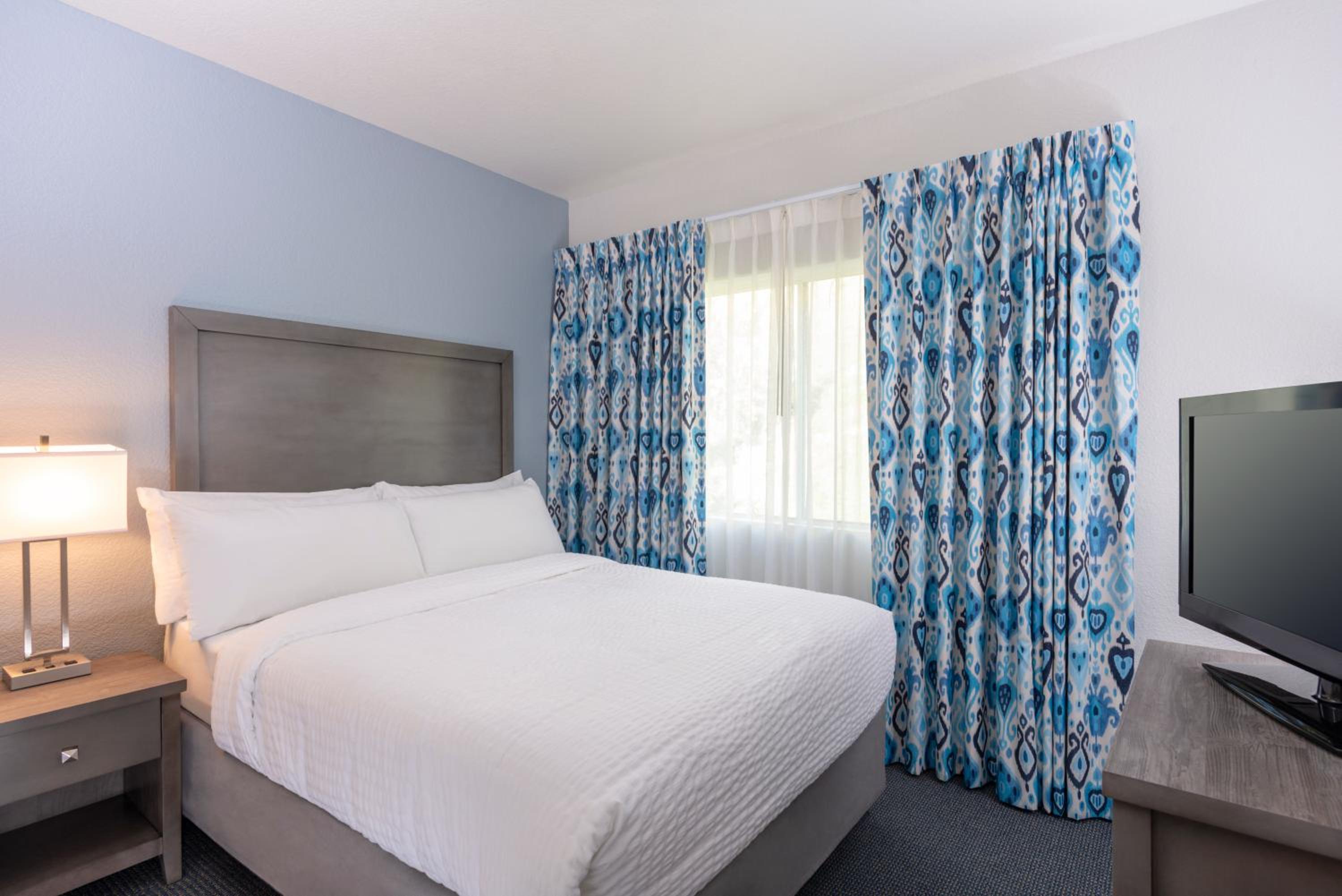 Deluxe Queen Suite - Photo 1