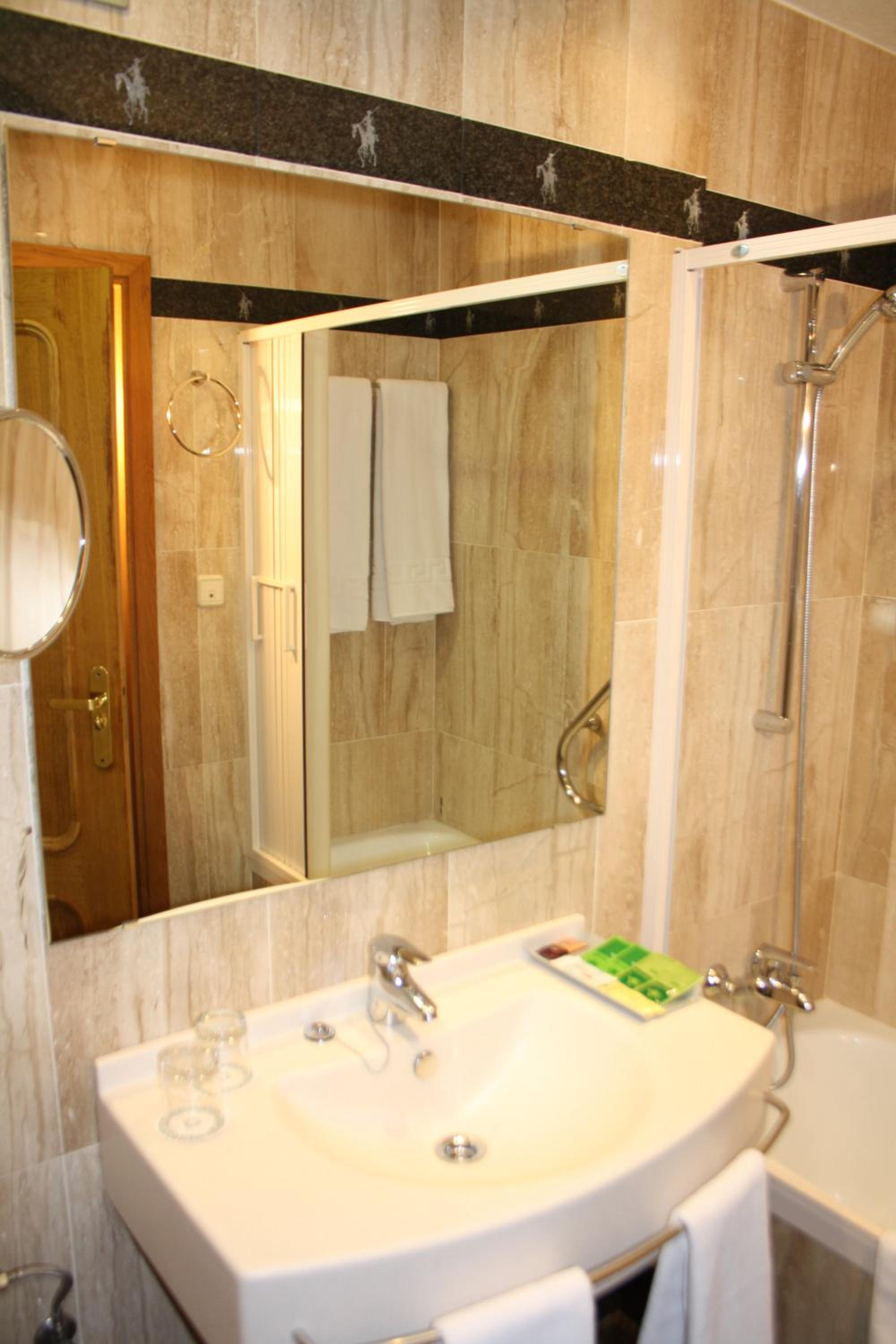 Standard Triple Room - Photo 8