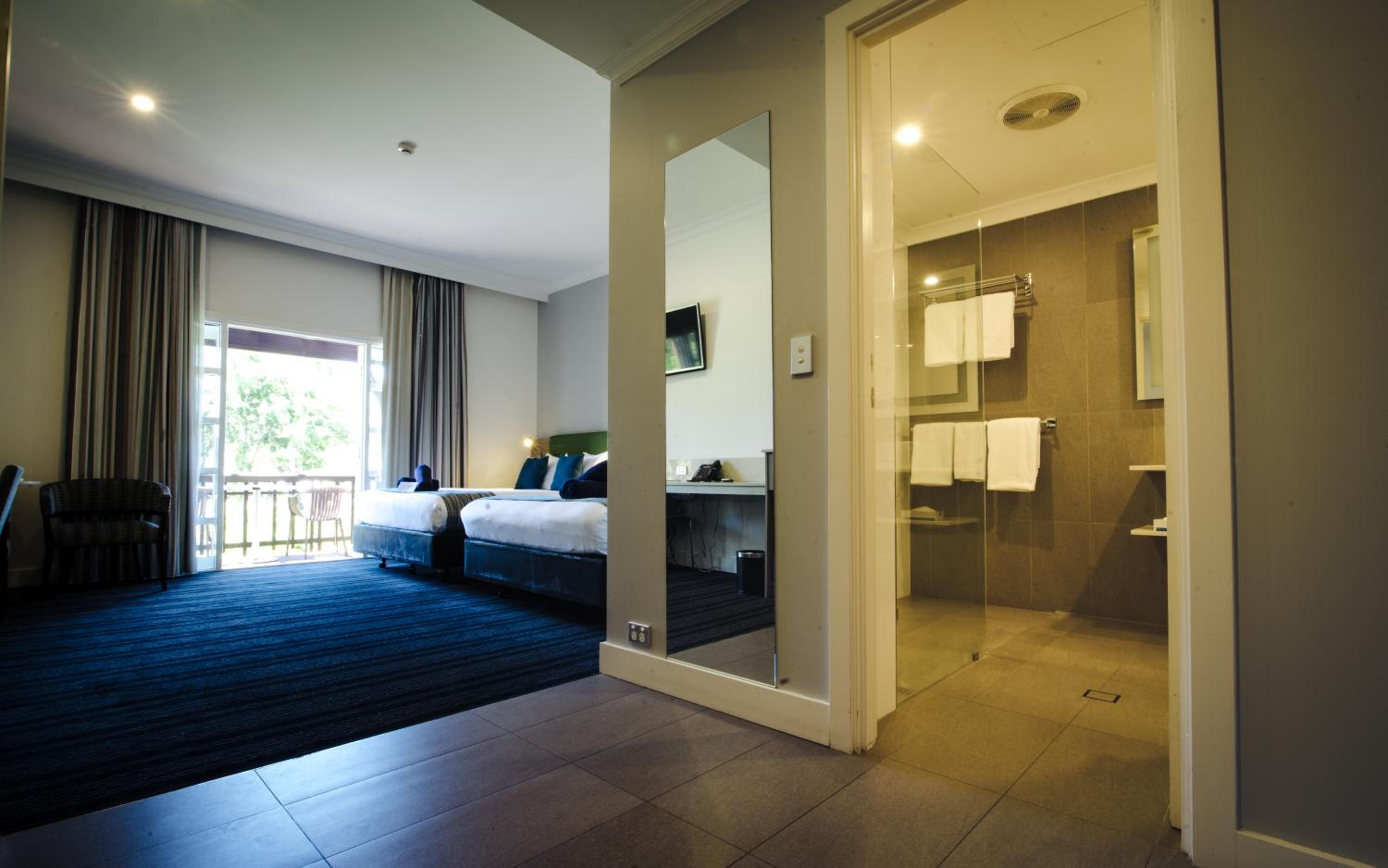 Standard Twin Room with Two Queen Beds - Photo 6