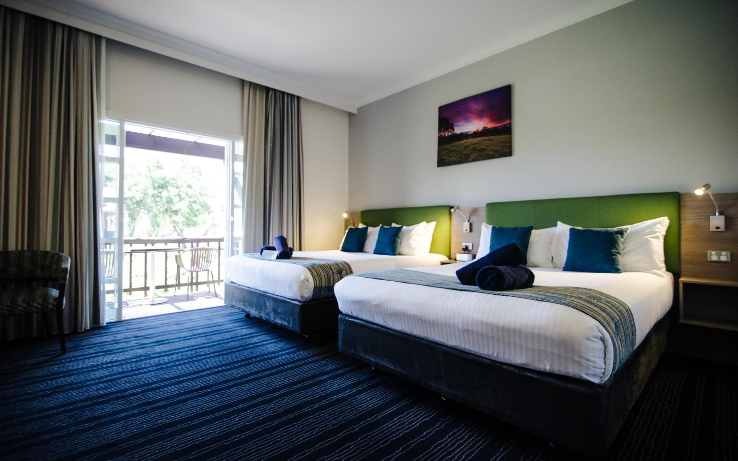 Standard Twin Room with Two Queen Beds - Photo 5