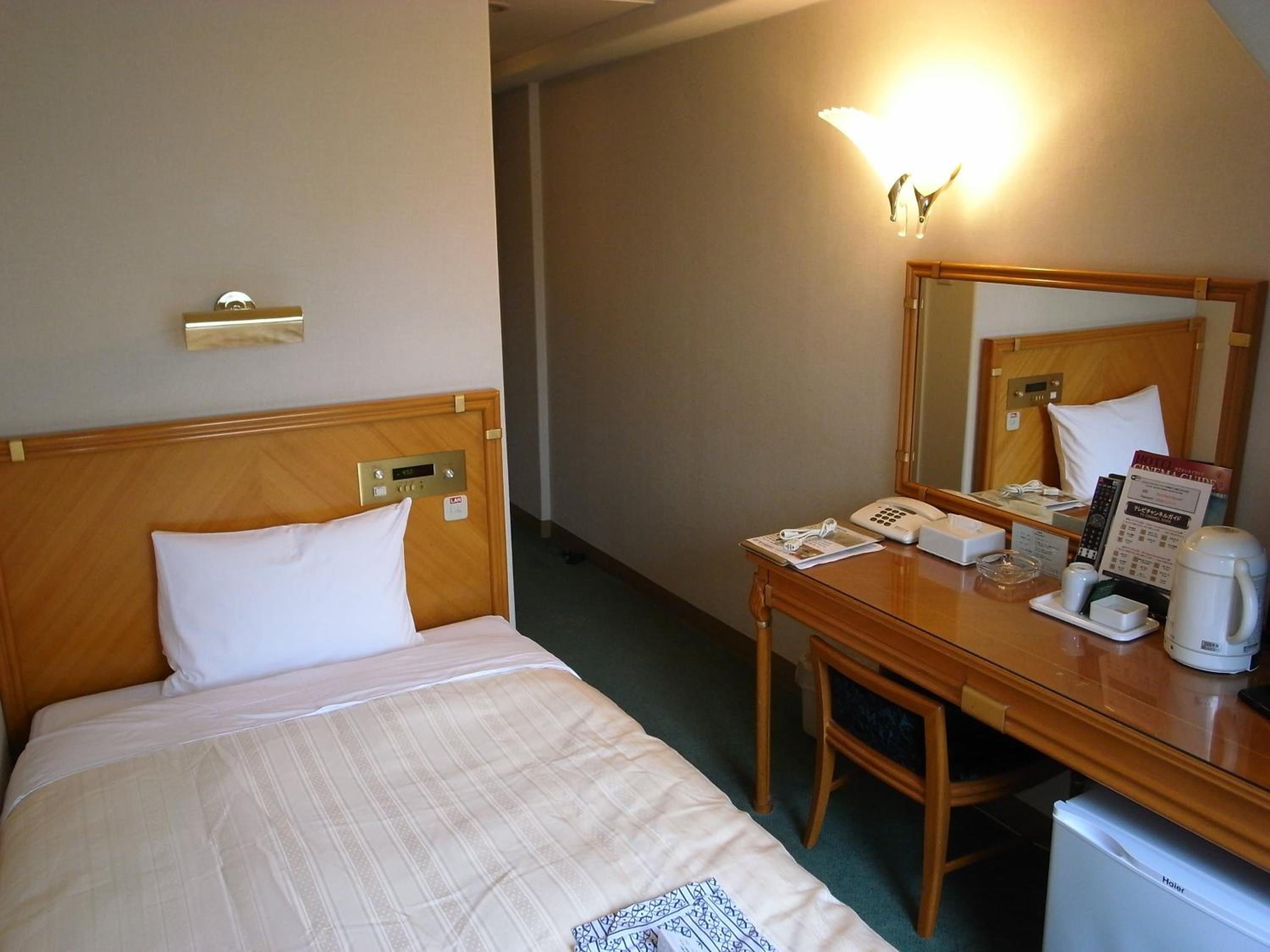 Single Room - Smoking photo 1