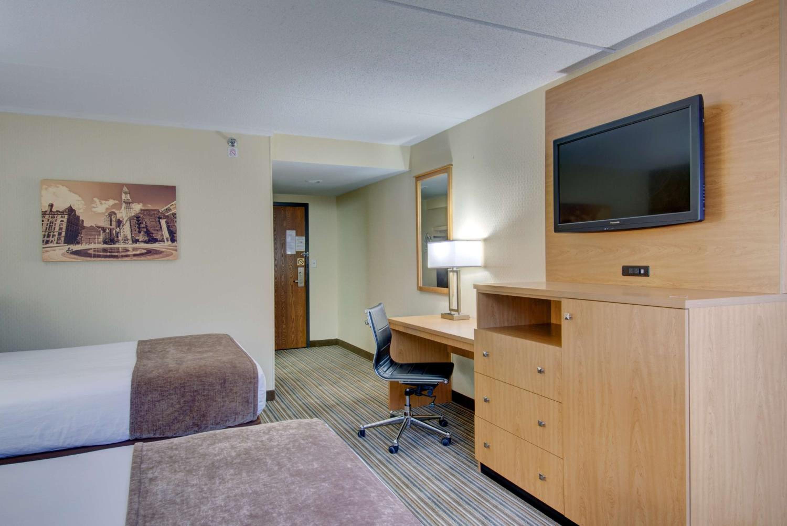 Double Room with Two Double Beds and Partial View - Non-Smoking - Photo 3