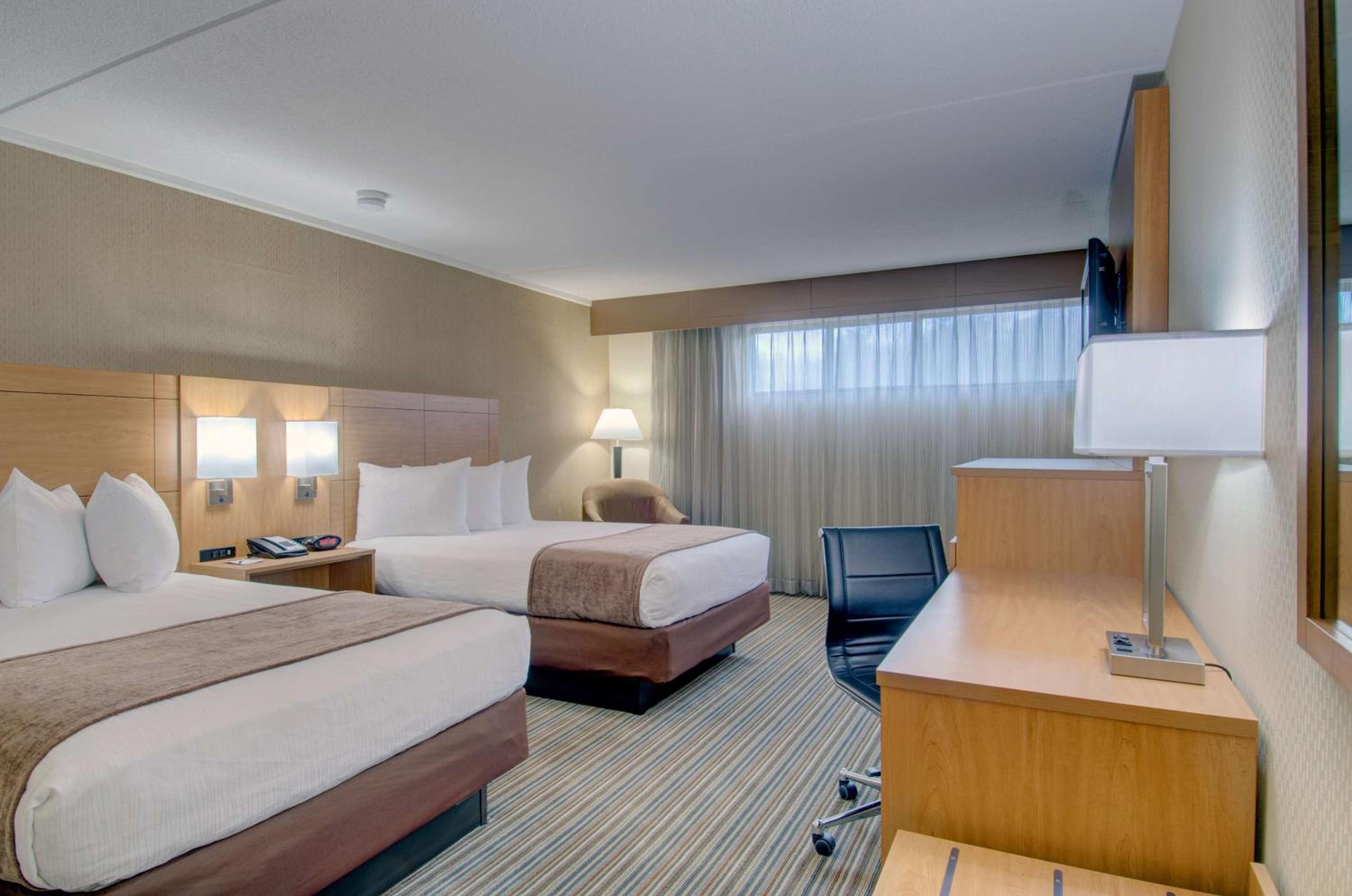 Double Room with Two Double Beds and Partial View - Non-Smoking - Photo 2