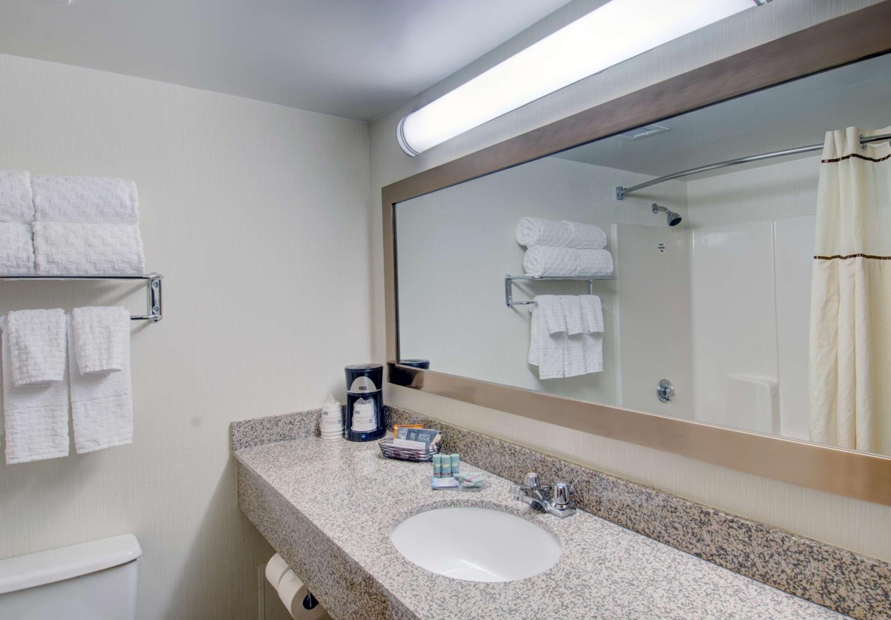 Double Room with Two Double Beds and Partial View - Non-Smoking - Photo 8