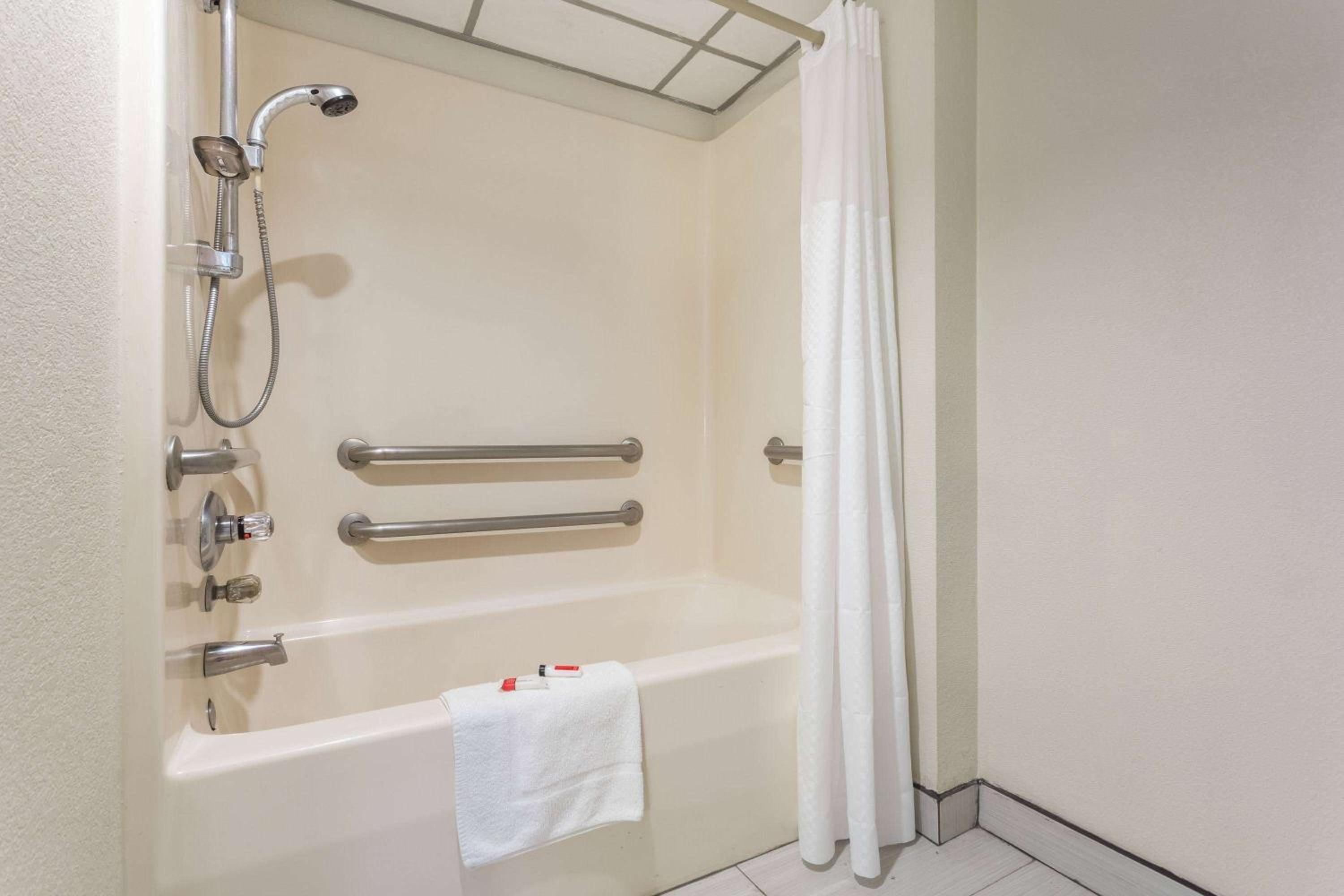 Queen Room - Disability Access/Non-Smoking - Photo 10
