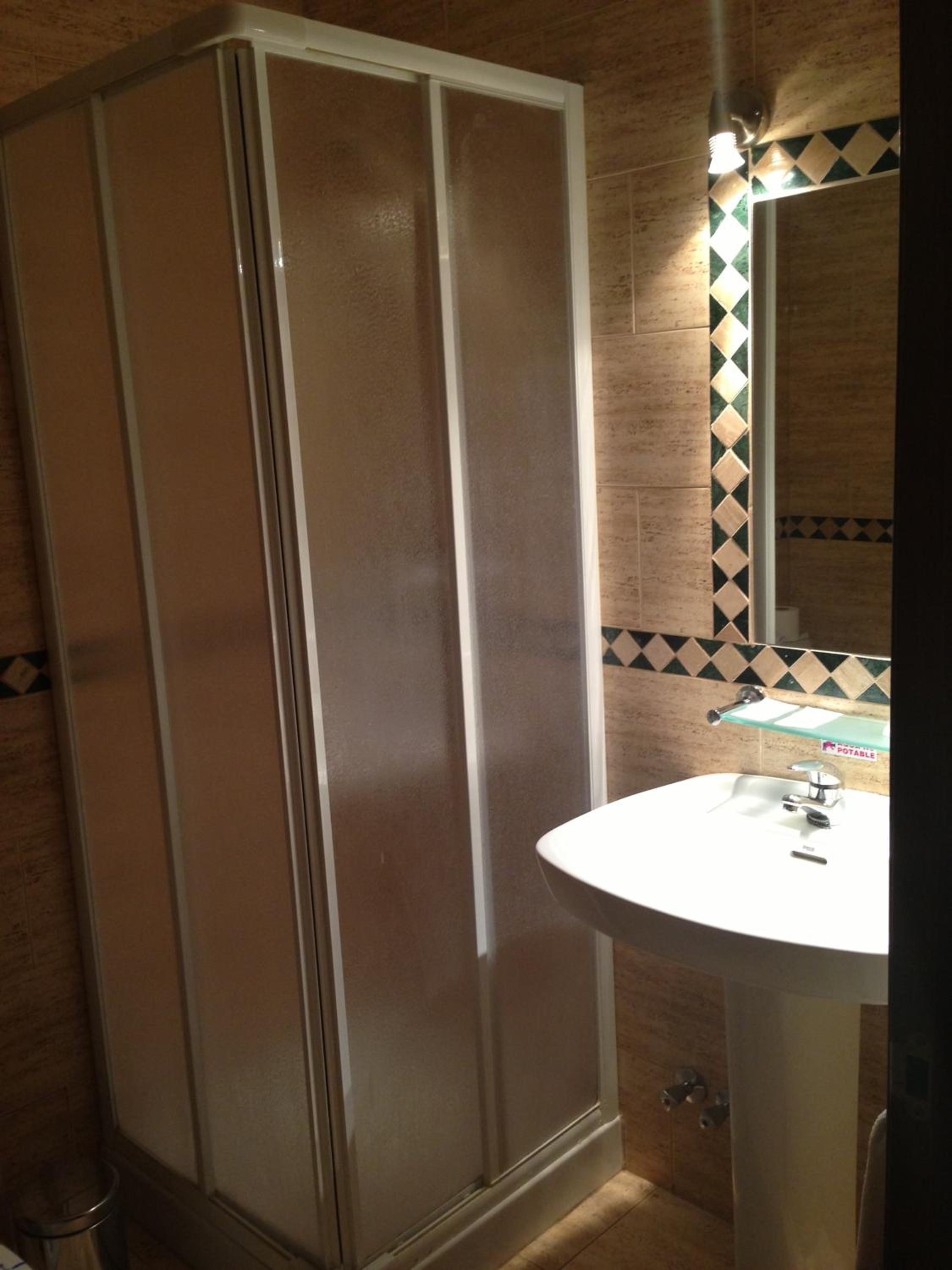 Double or Twin Room - Photo 5