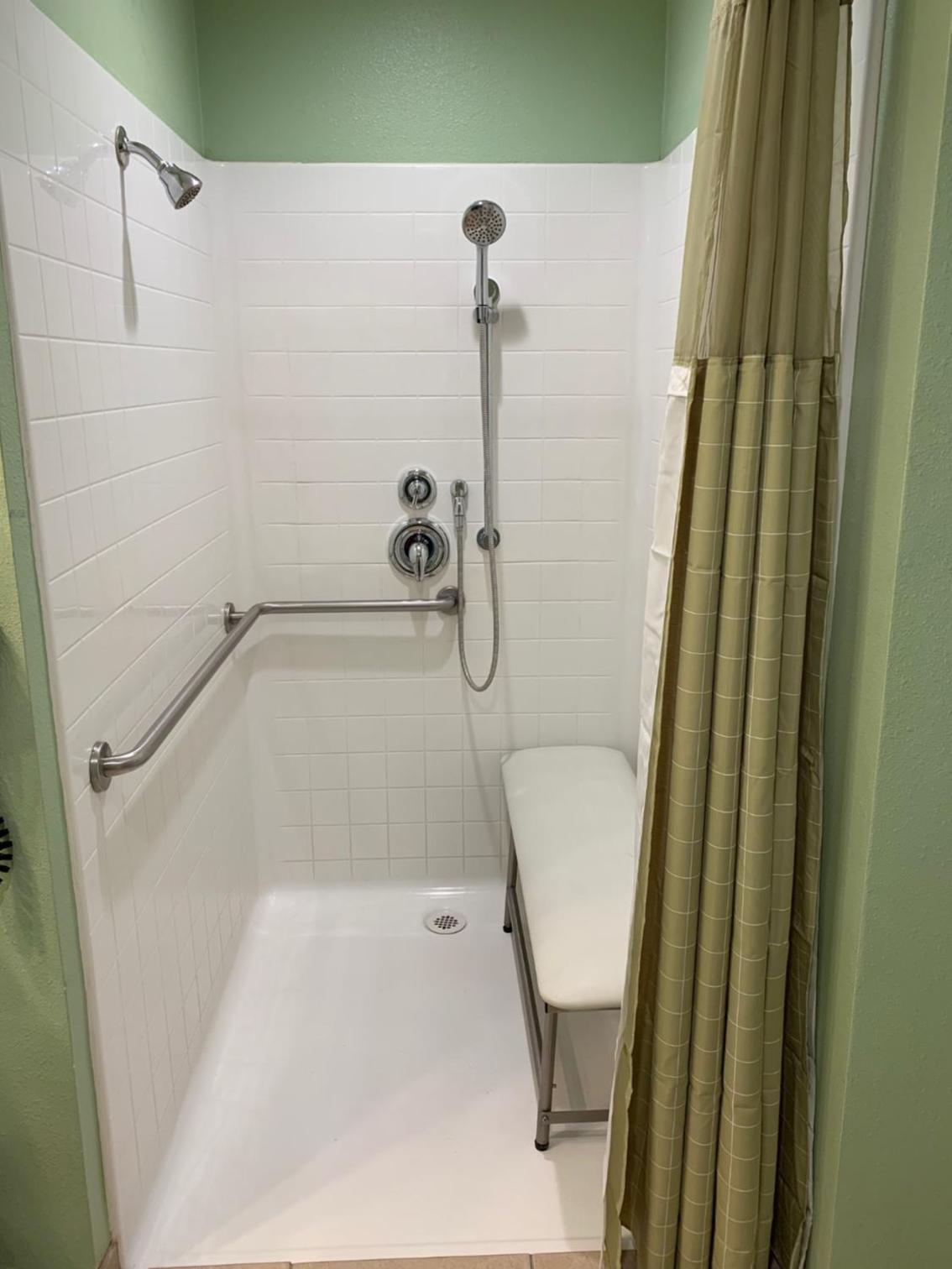 Queen Room - Disability Access photo 3
