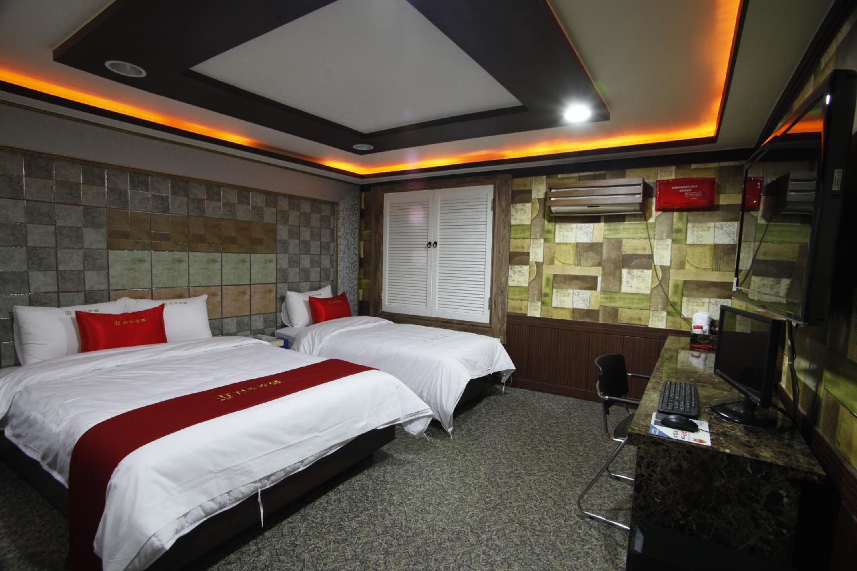 Twin Room with Private Bathroom
