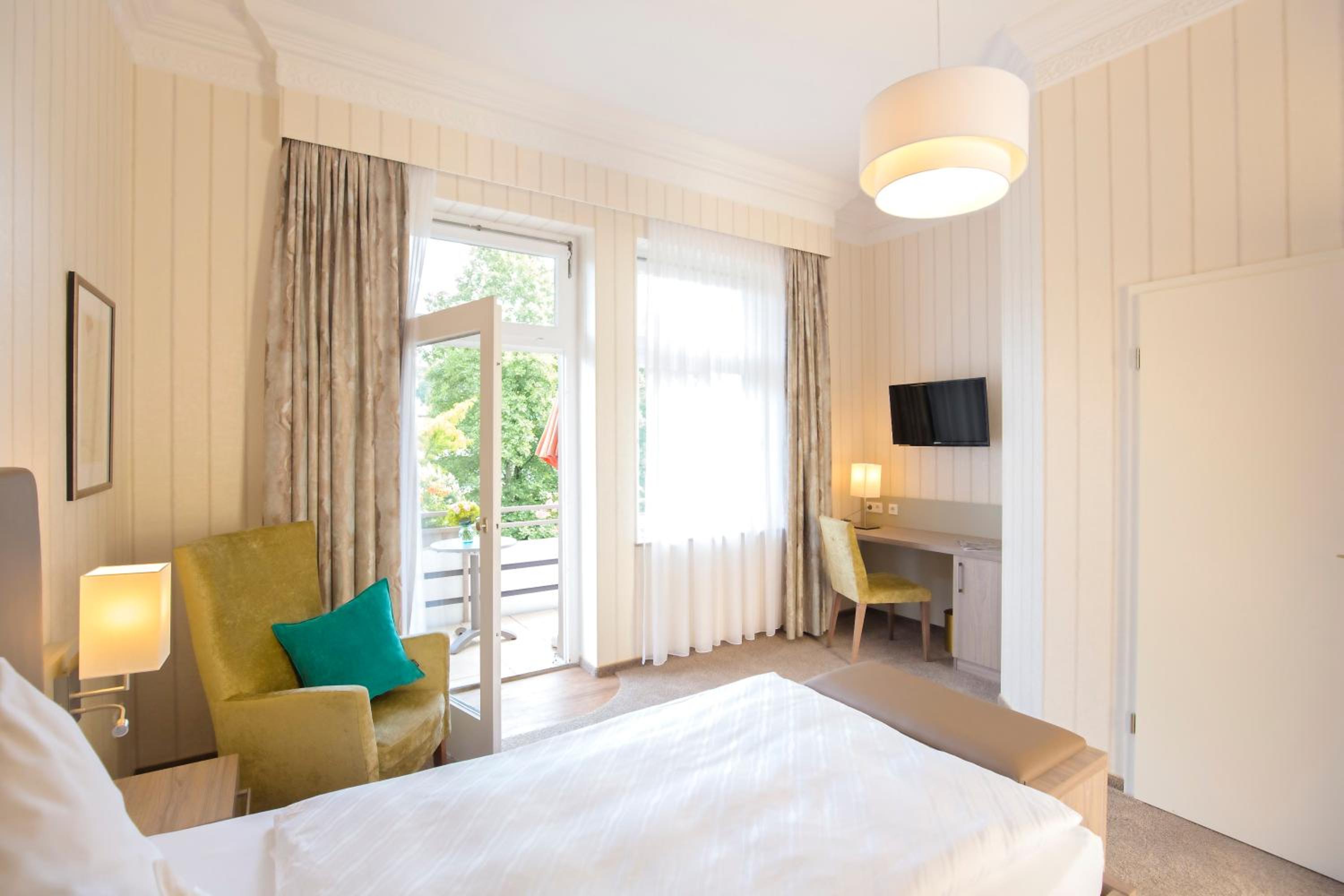 Deluxe Single Room with Balcony photo 3