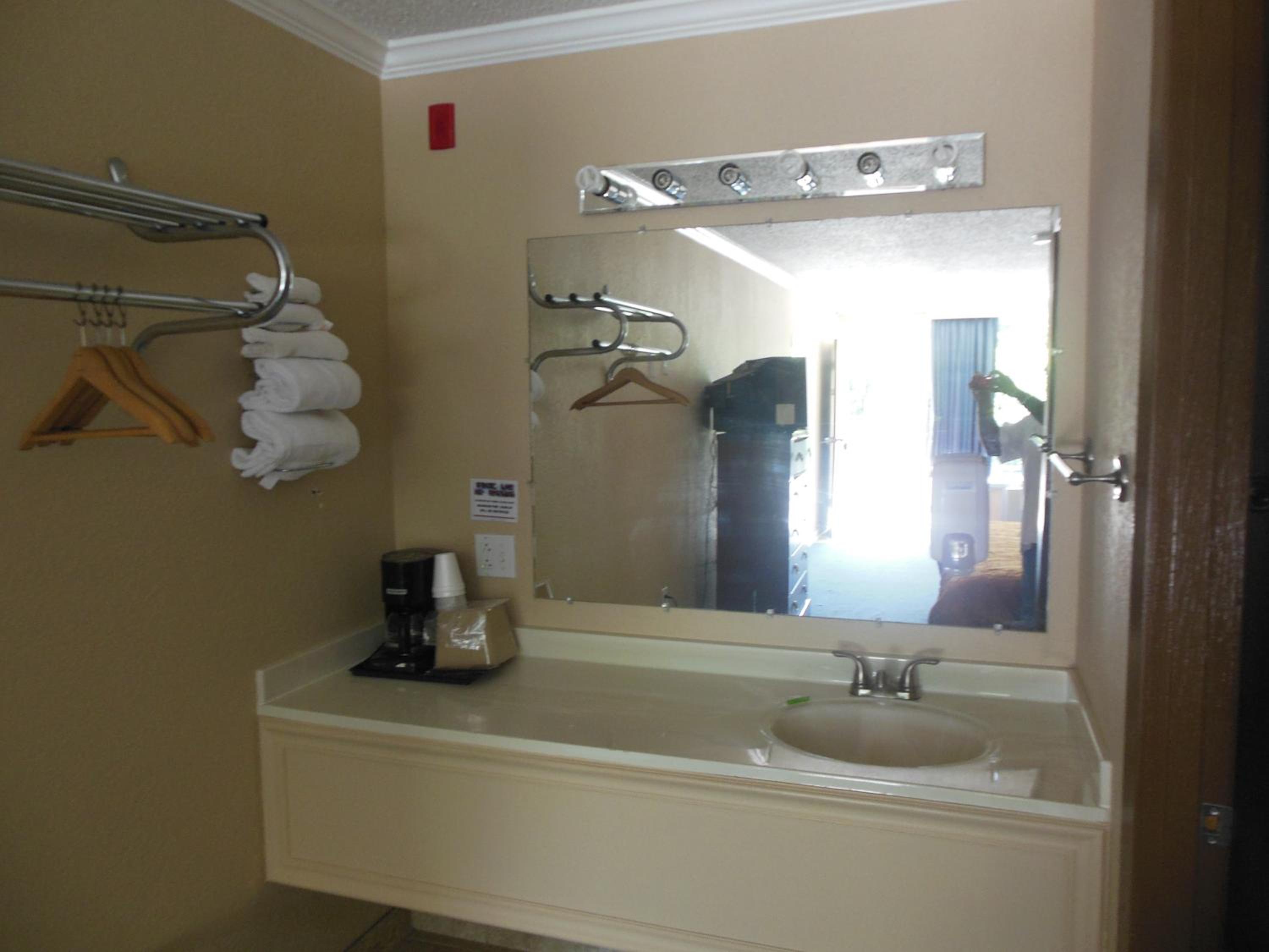 Queen Room with Two Queen Beds - Photo 2