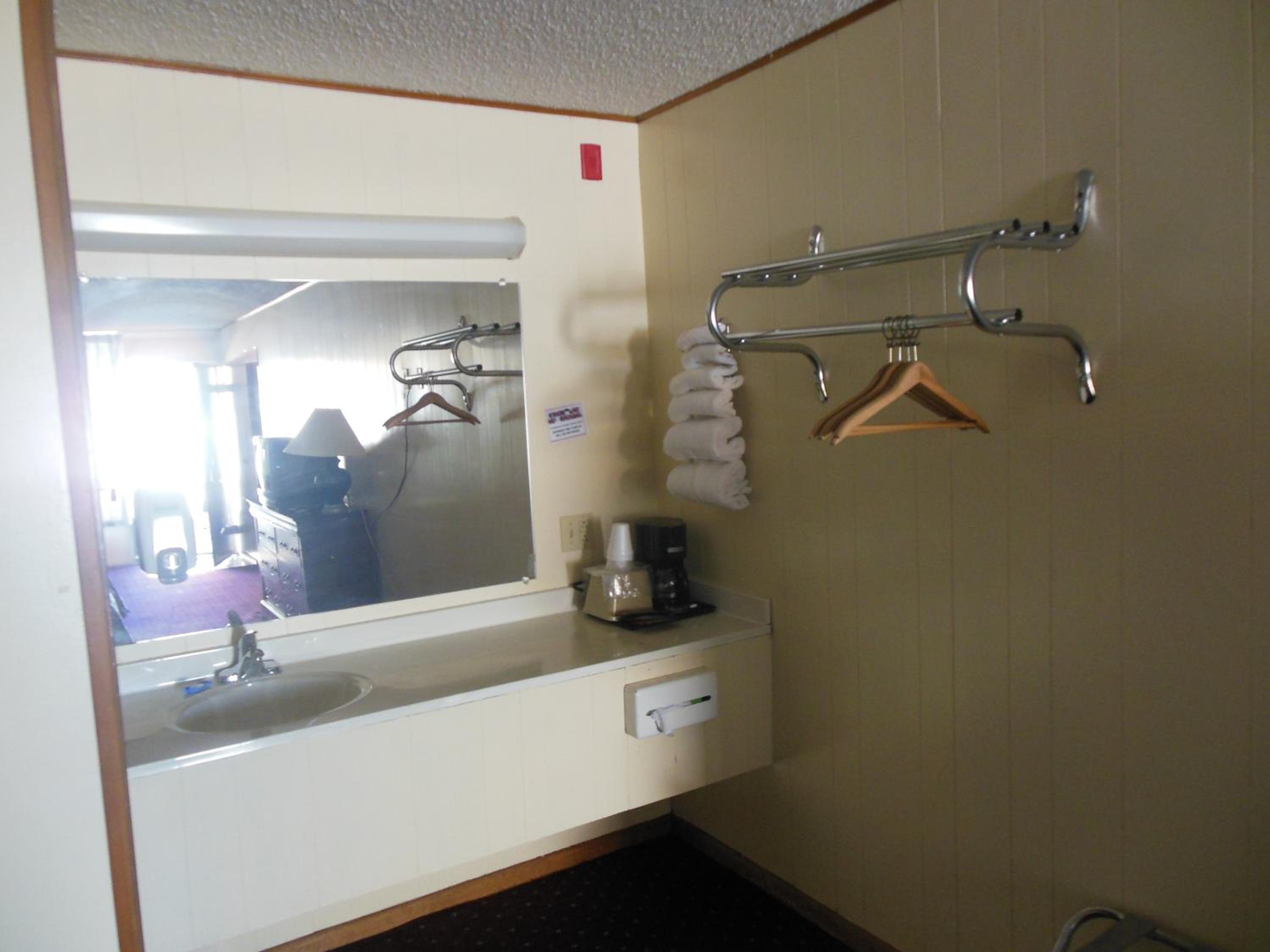 Queen Room with Two Queen Beds - Photo 3
