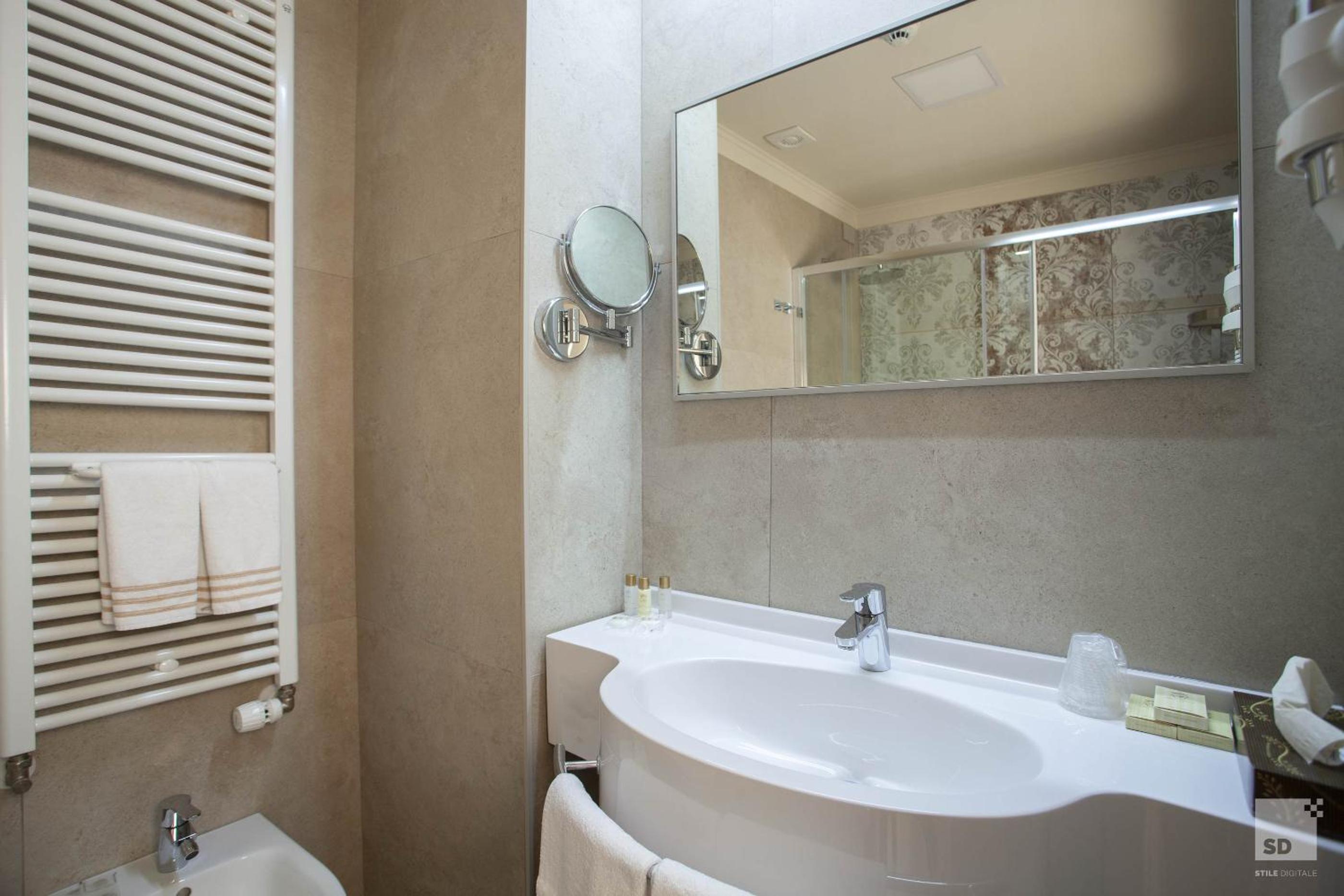 Deluxe Double or Twin Room - Photo 14