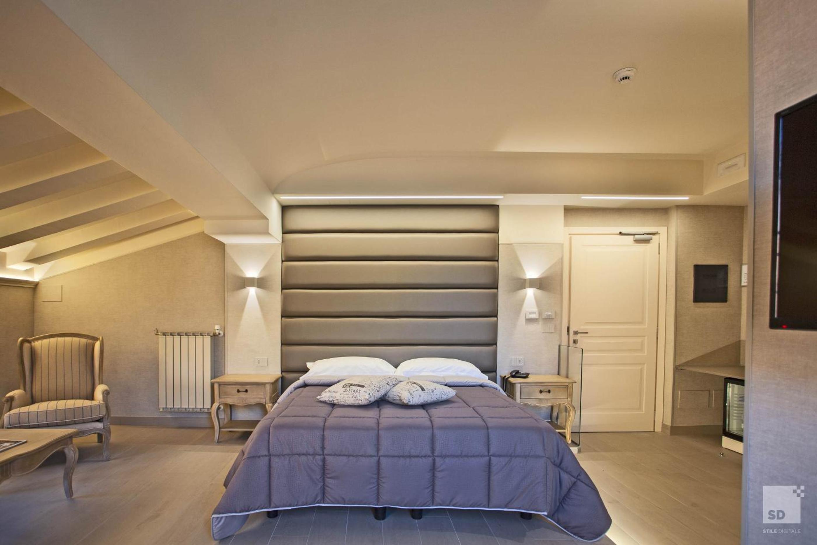 Deluxe Double or Twin Room - Photo 10