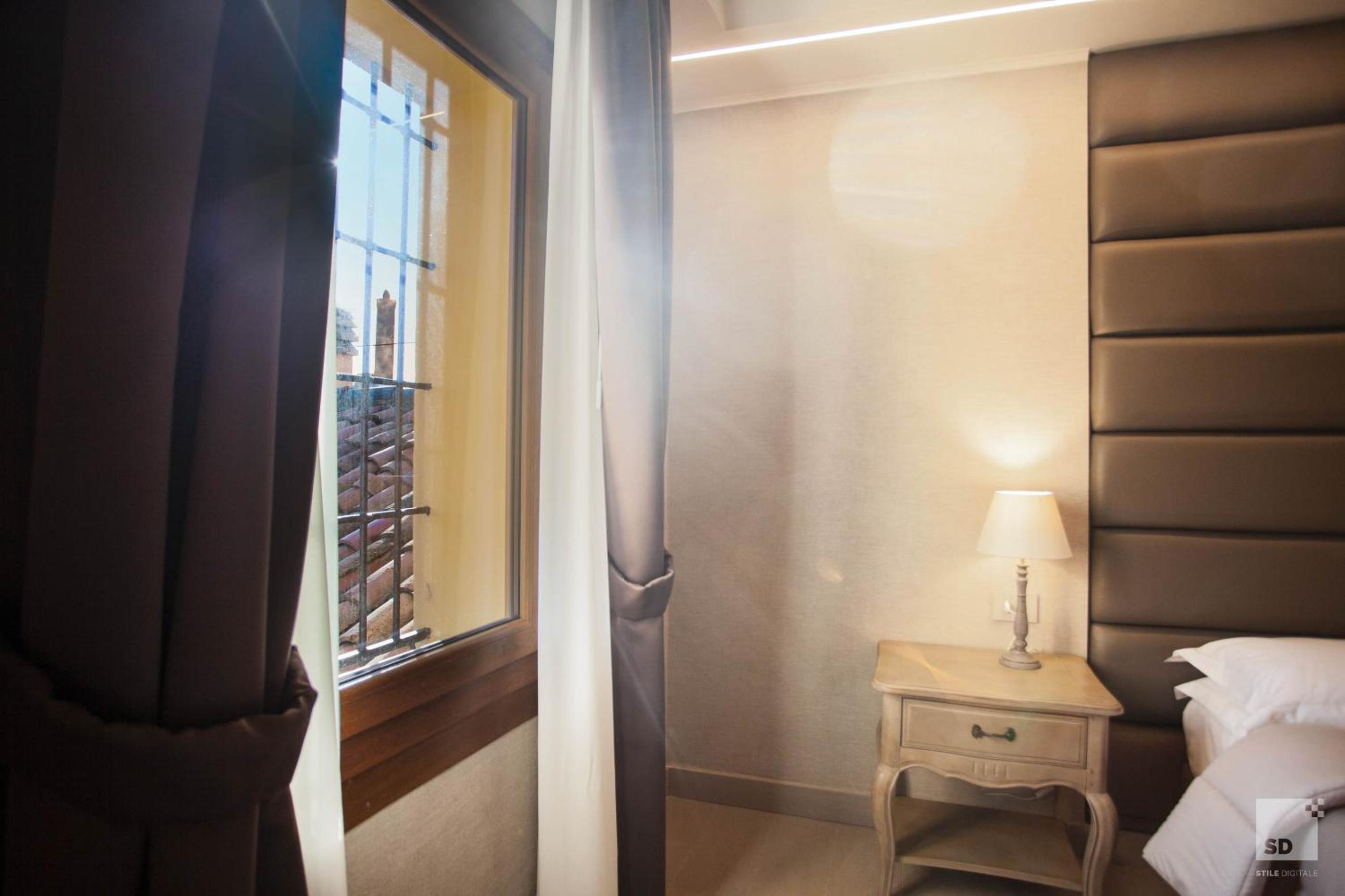 Deluxe Double or Twin Room - Photo 7