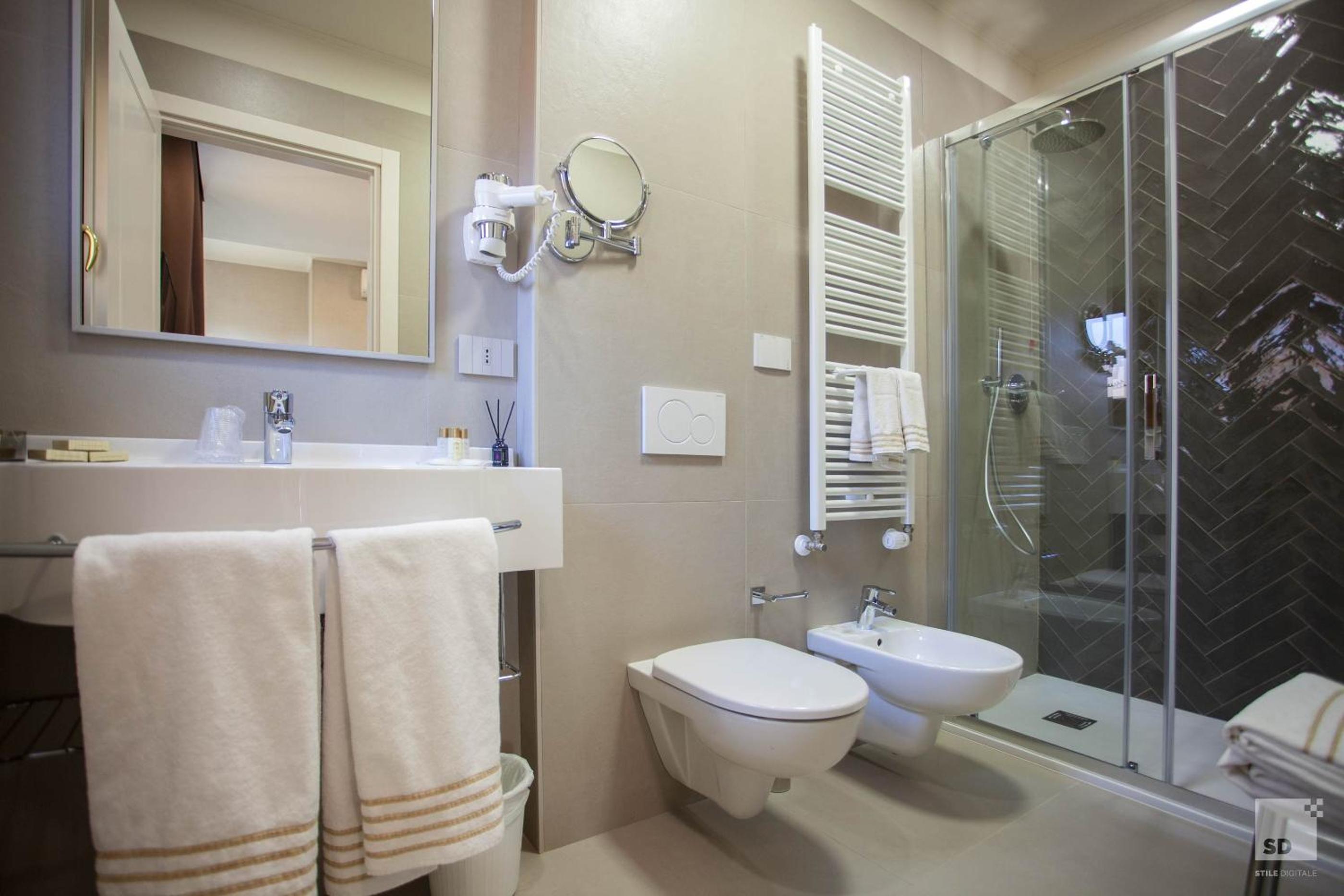 Deluxe Double or Twin Room - Photo 9