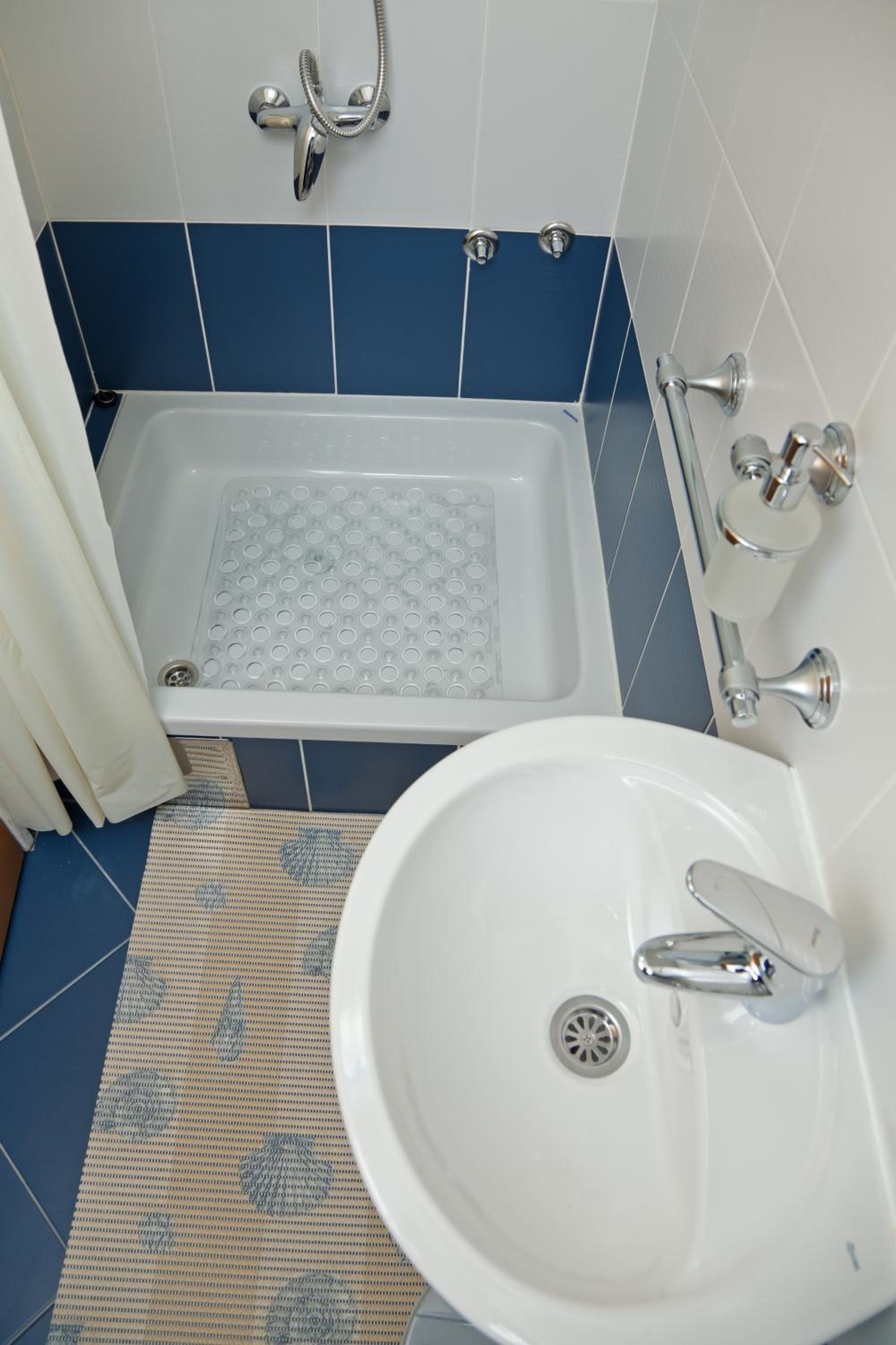 Double Room with Balcony - Photo 5