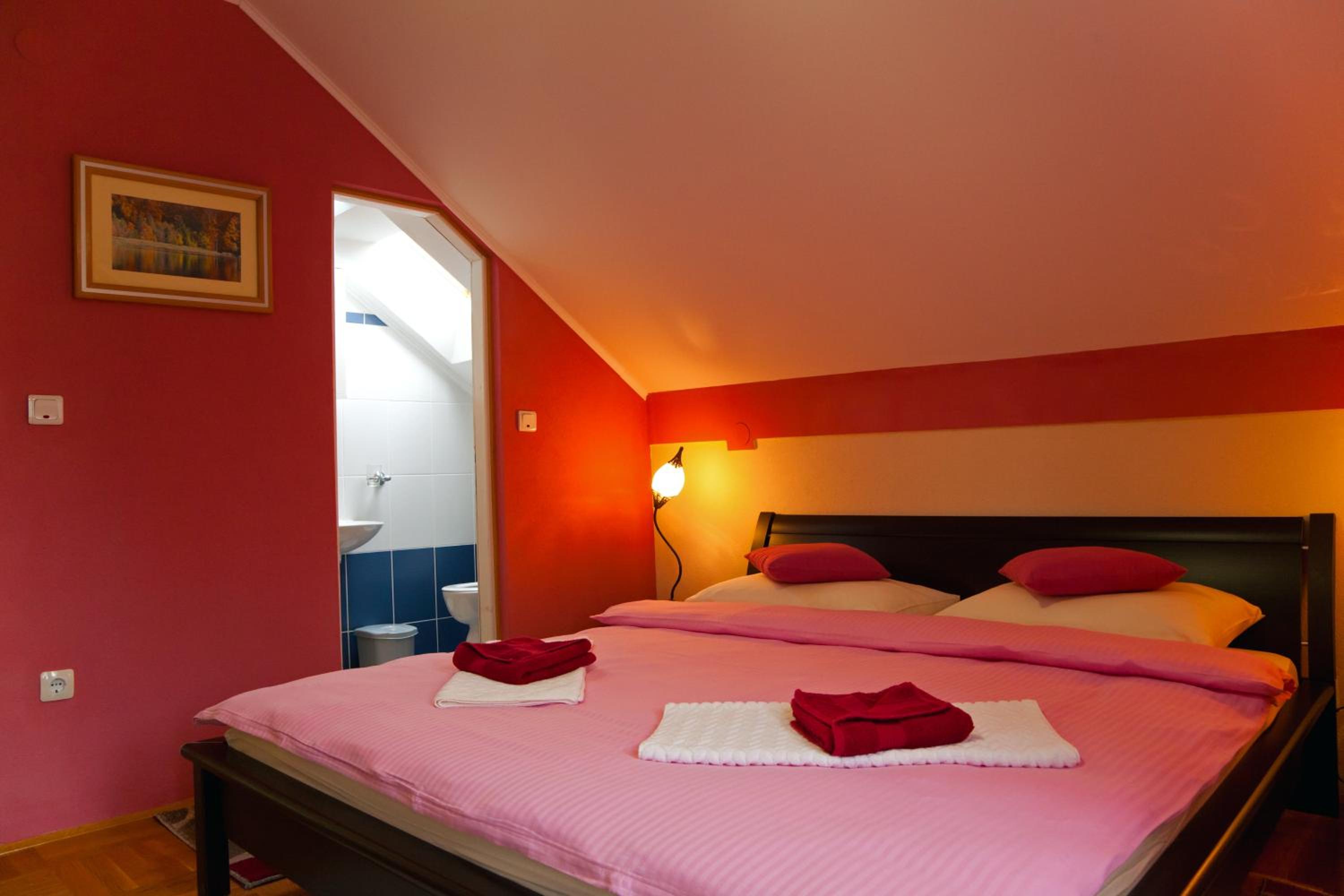 Double Room with Balcony - Photo 4