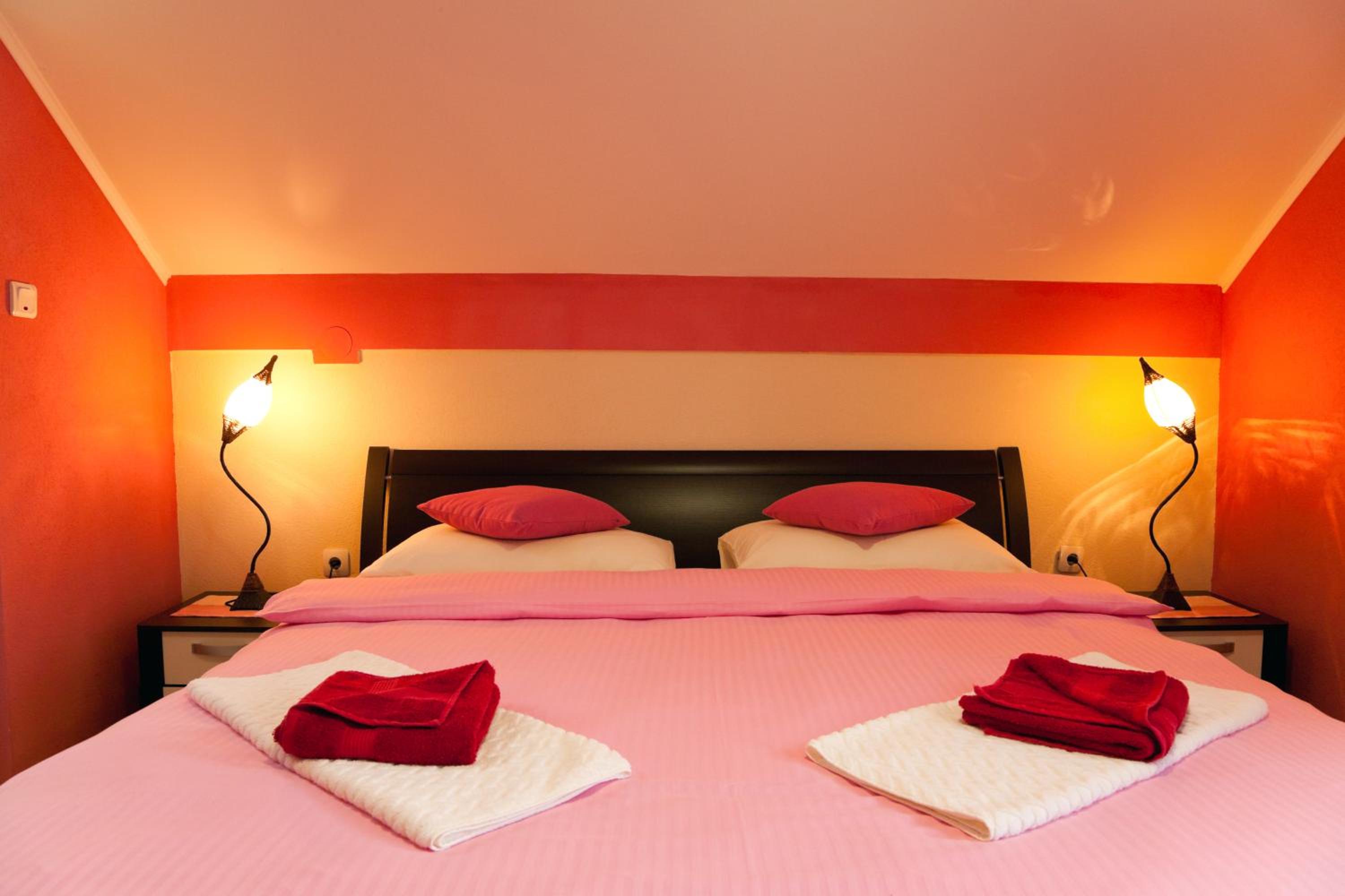 Double Room with Balcony - Photo 3