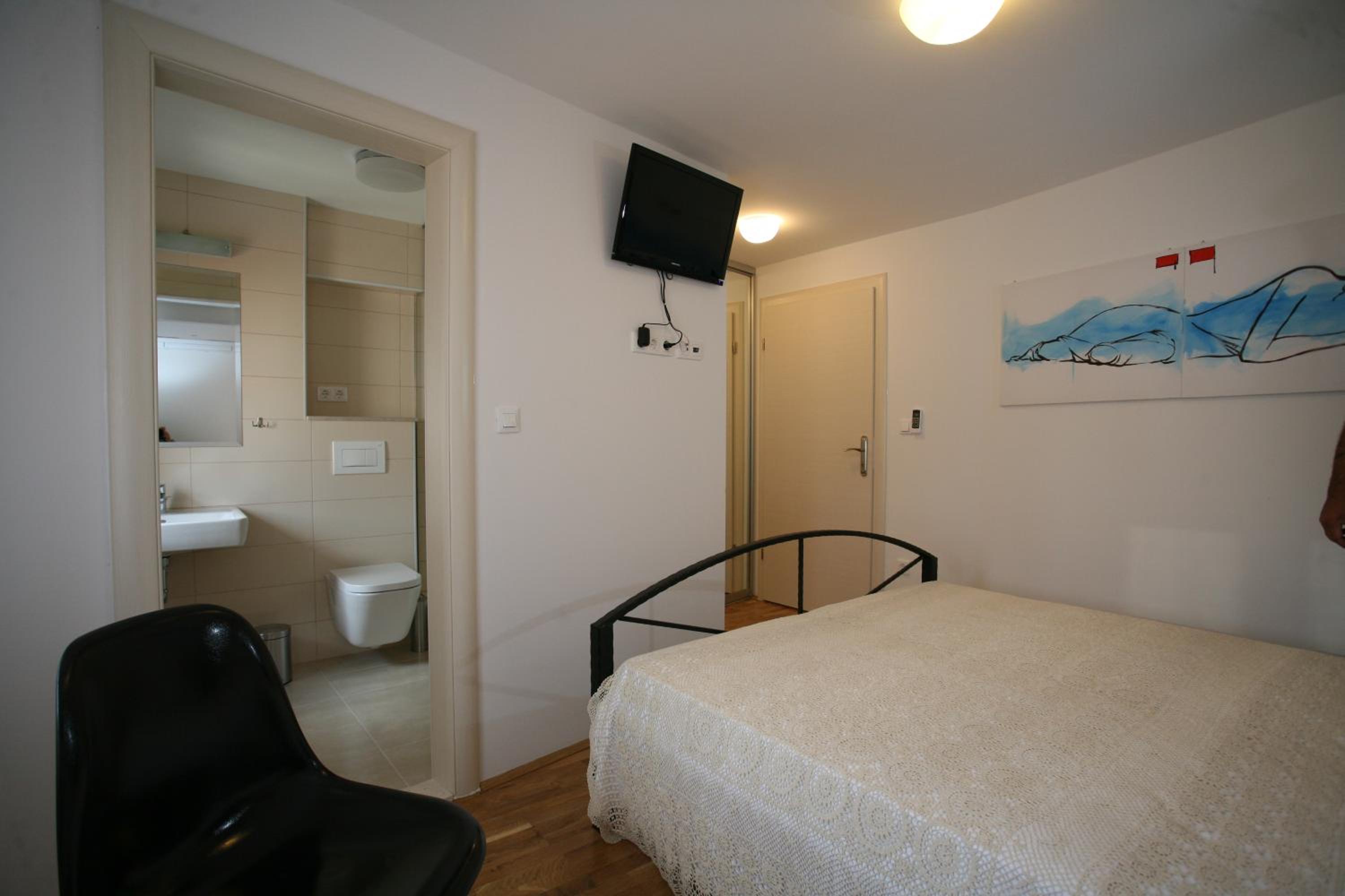 Double Room - Photo 11