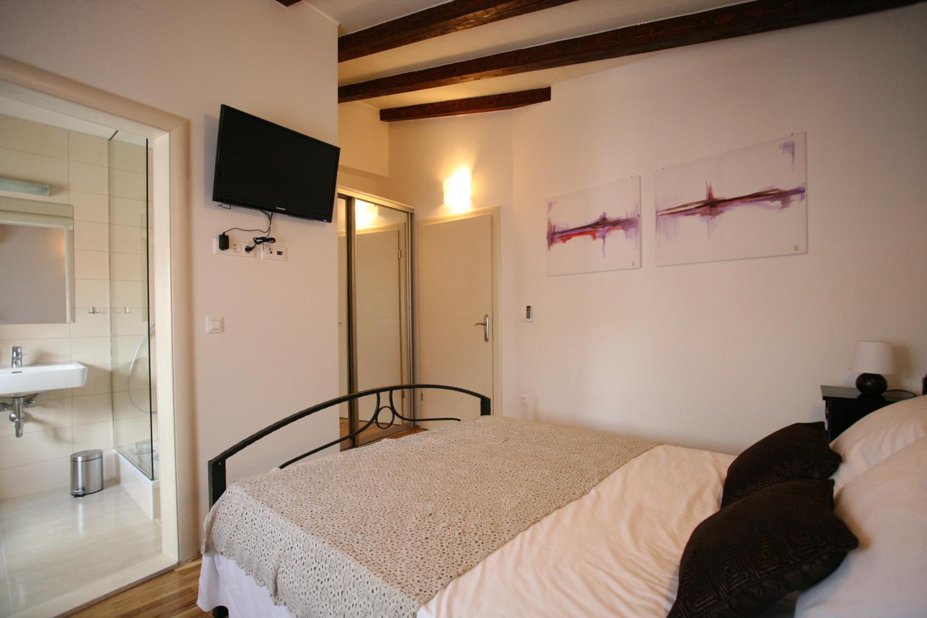 Double Room - Photo 7
