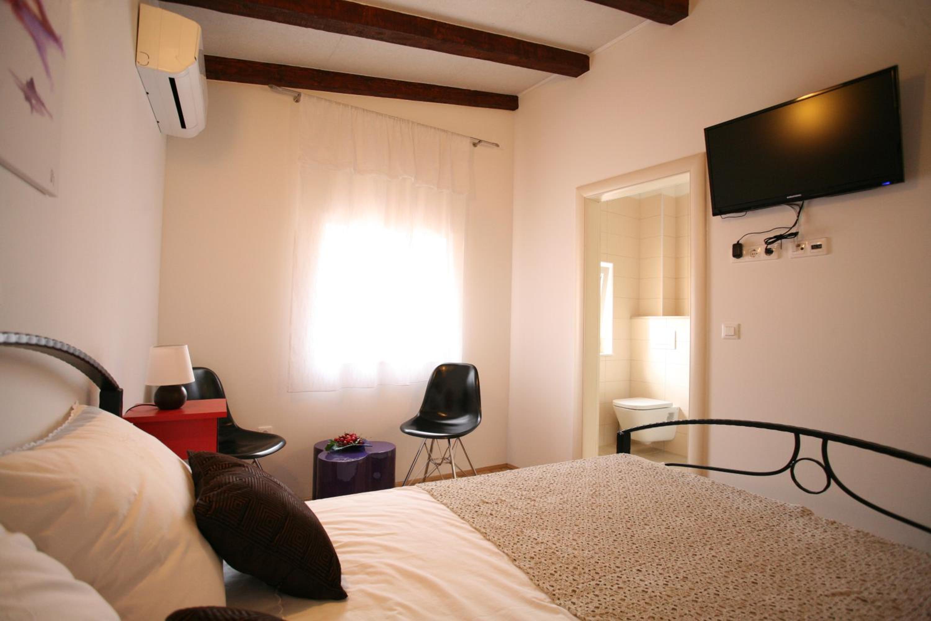 Double Room - Photo 4