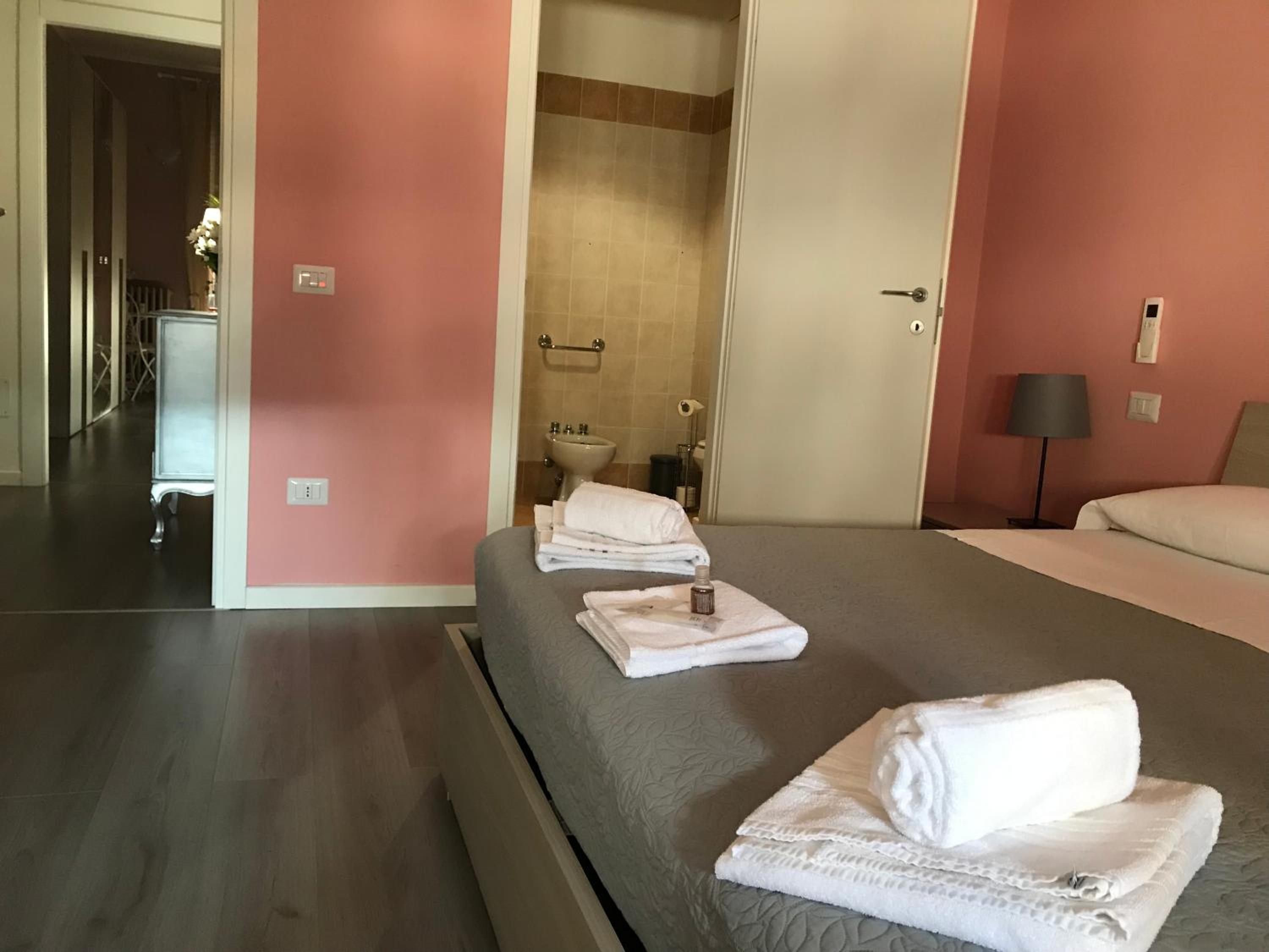 Double Room with Private Bathroom - Photo 6