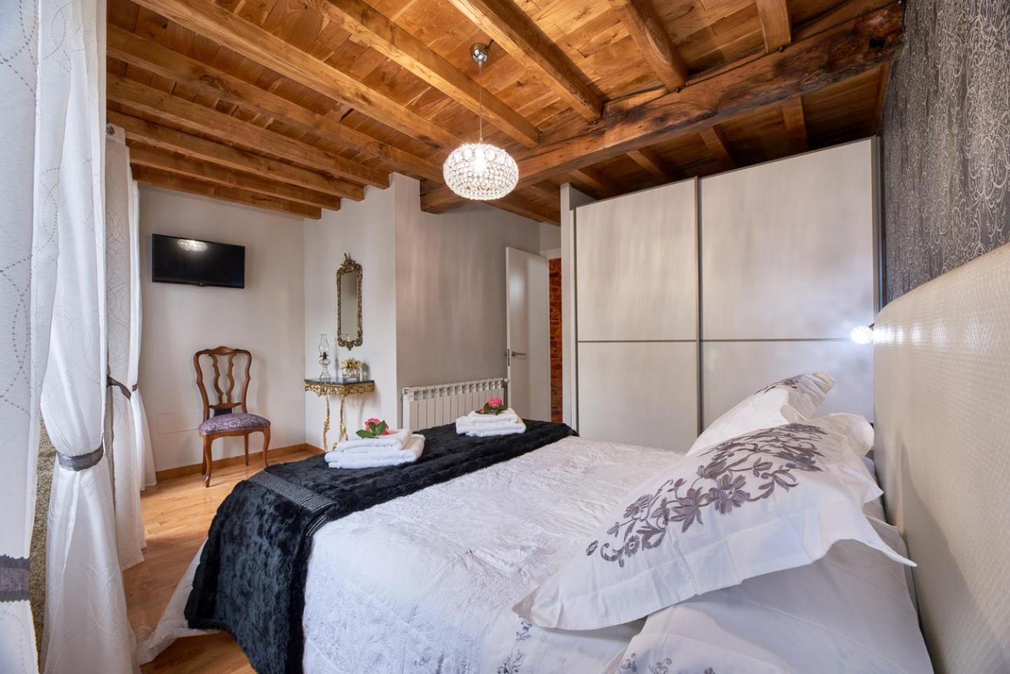 Two-Bedroom House - Photo 24