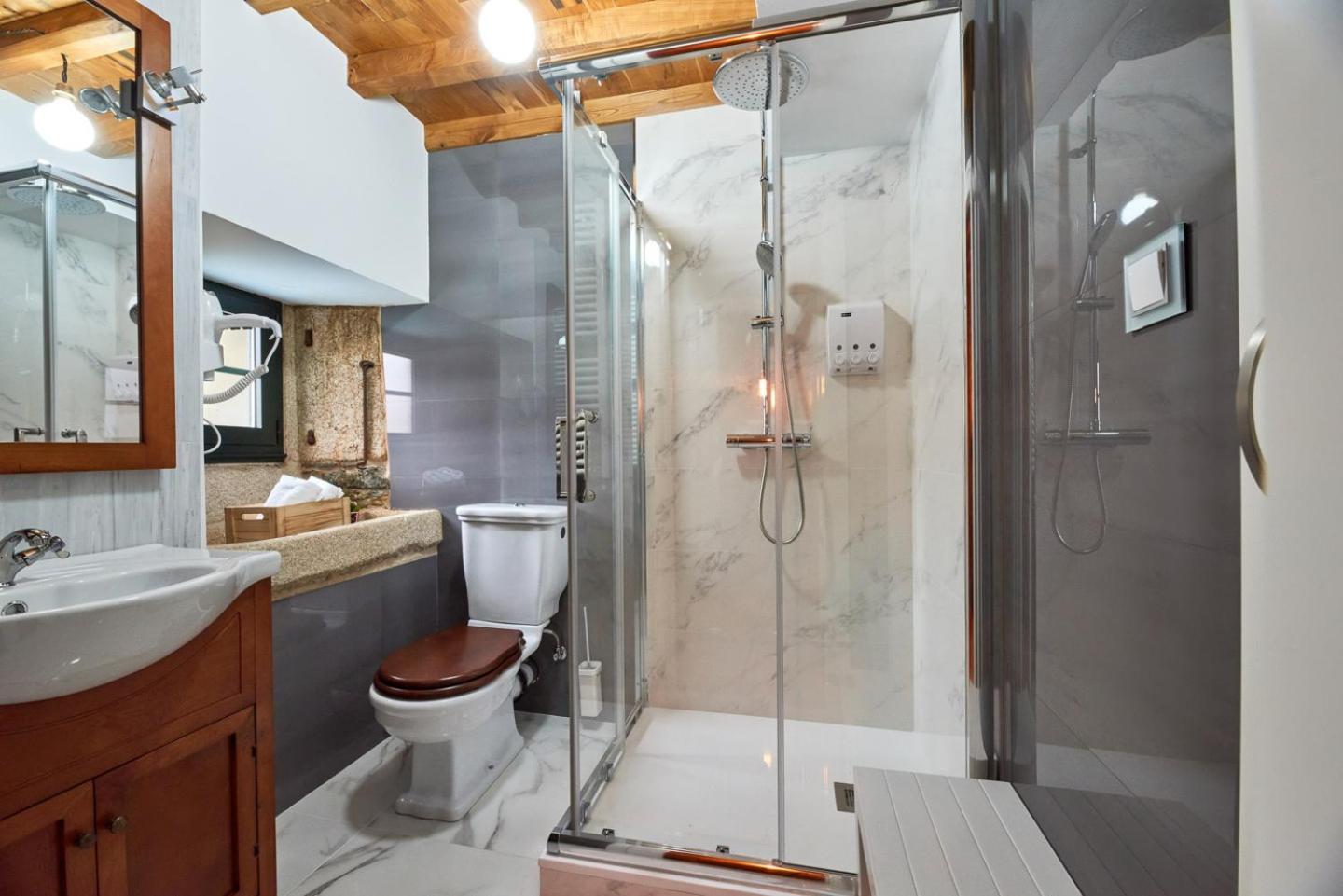 Two-Bedroom House - Photo 4