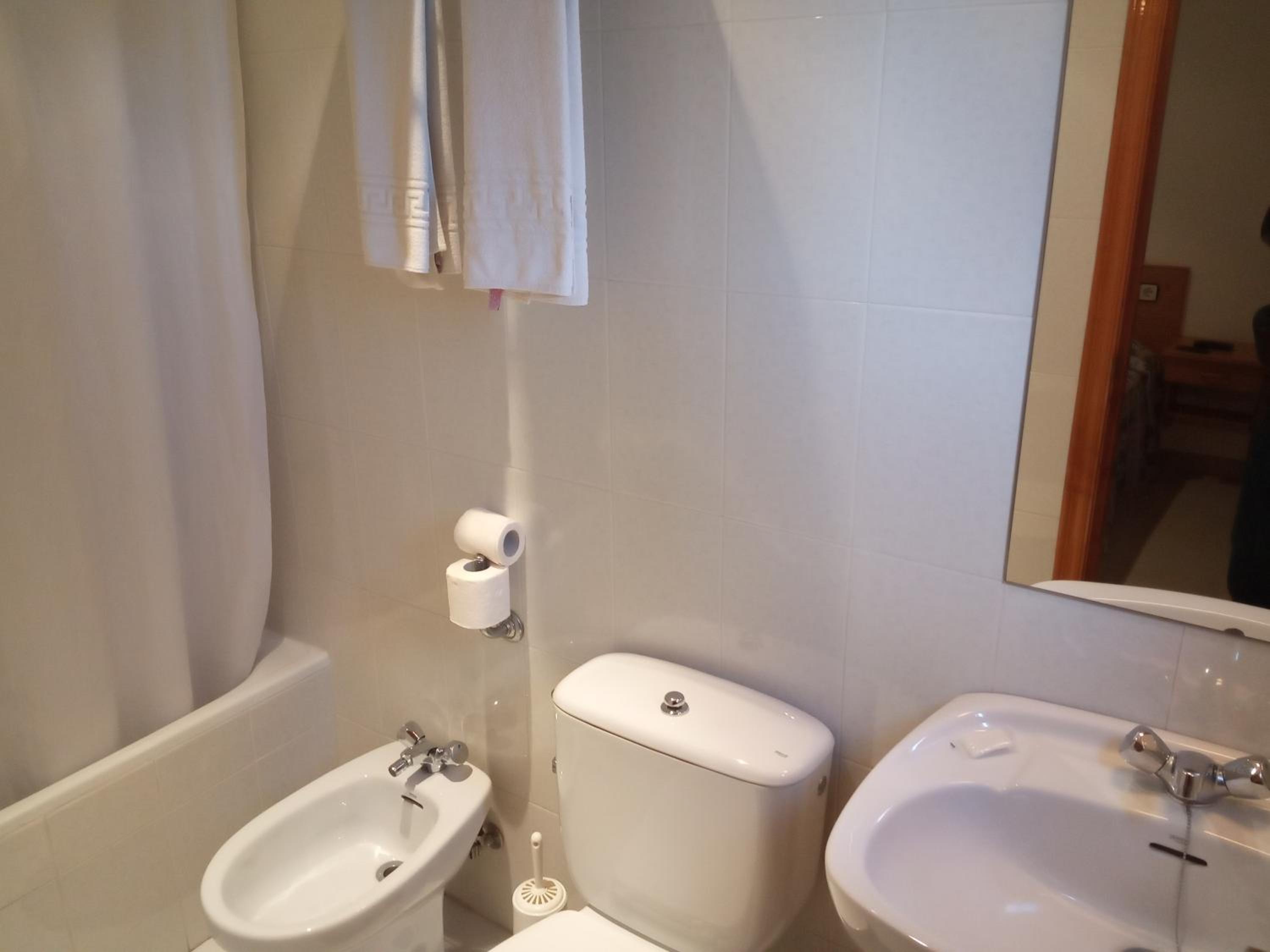 Twin Room - Photo 2