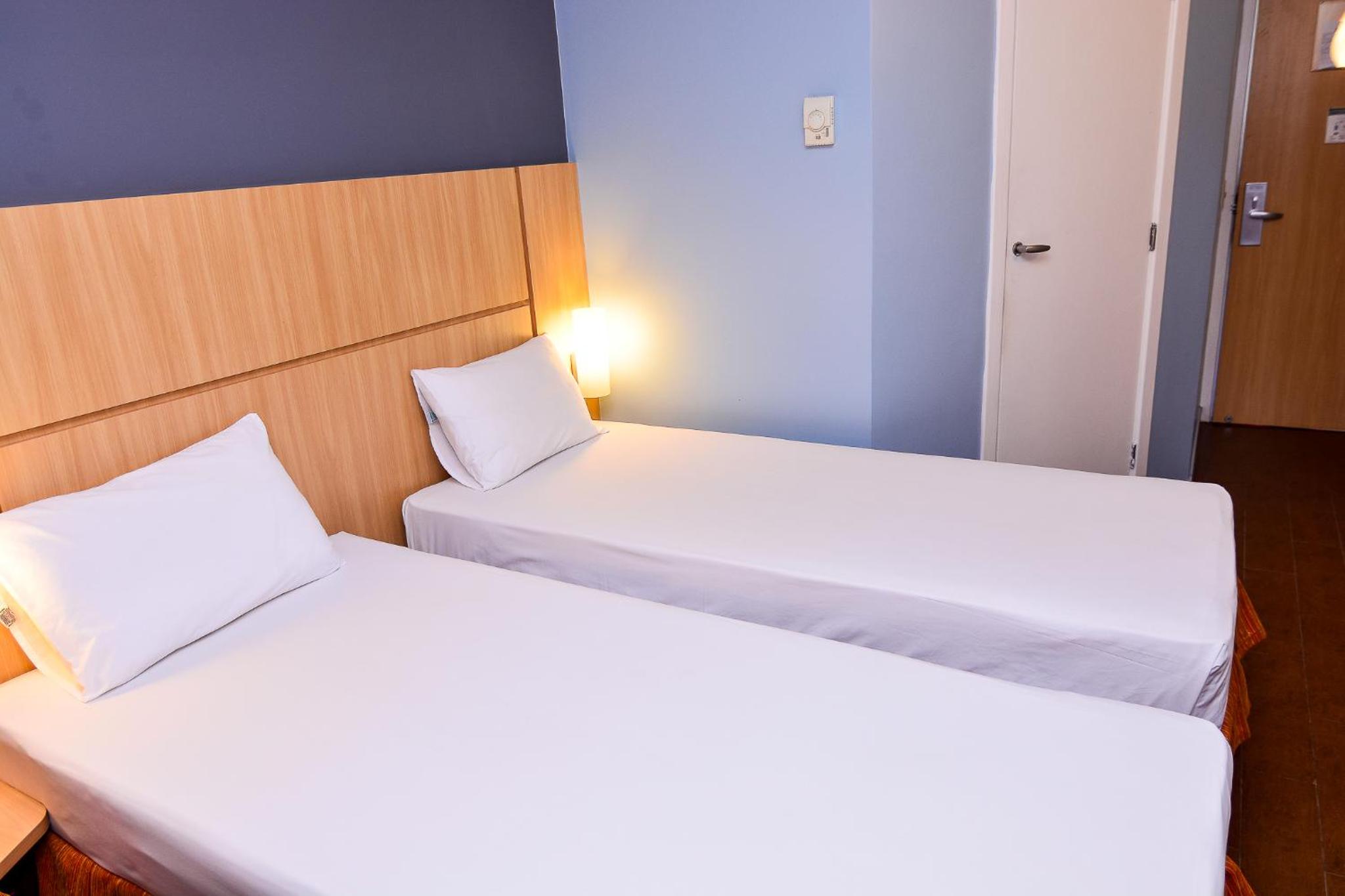Standard Twin Room - Photo 1