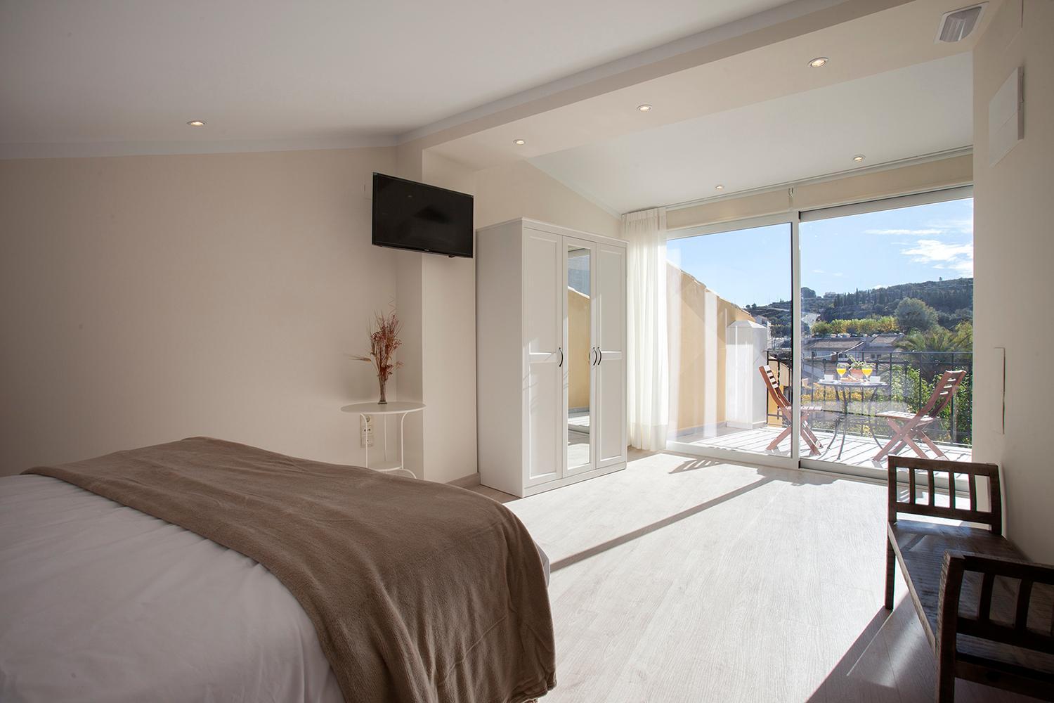 Deluxe Double Room - Photo 8