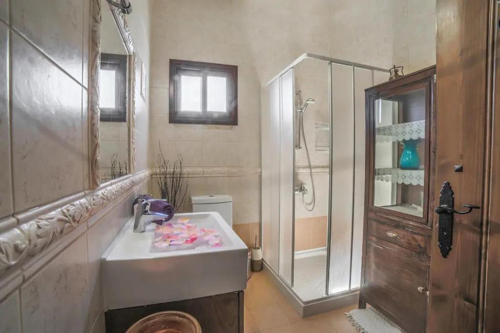 Three-Bedroom Holiday Home with Fireplace photo 2
