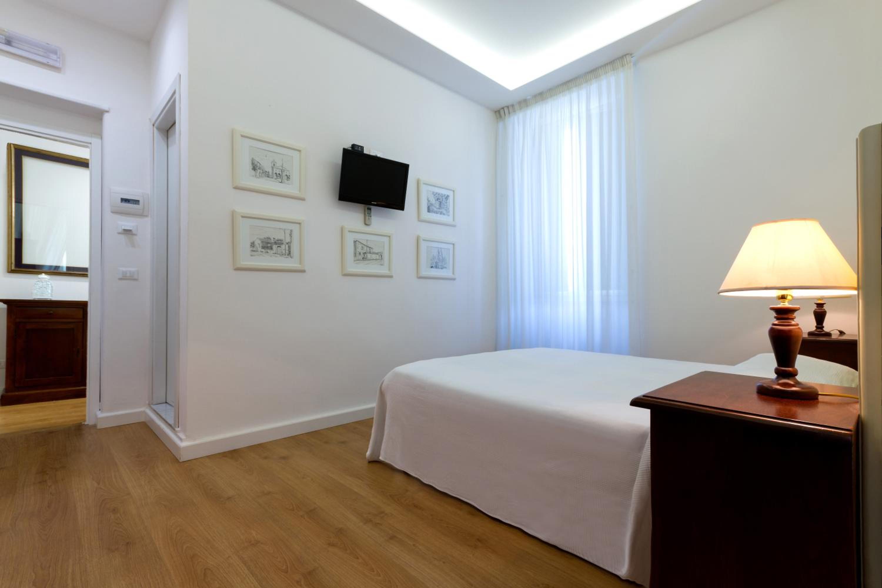 Double Room with Balcony - Photo 4