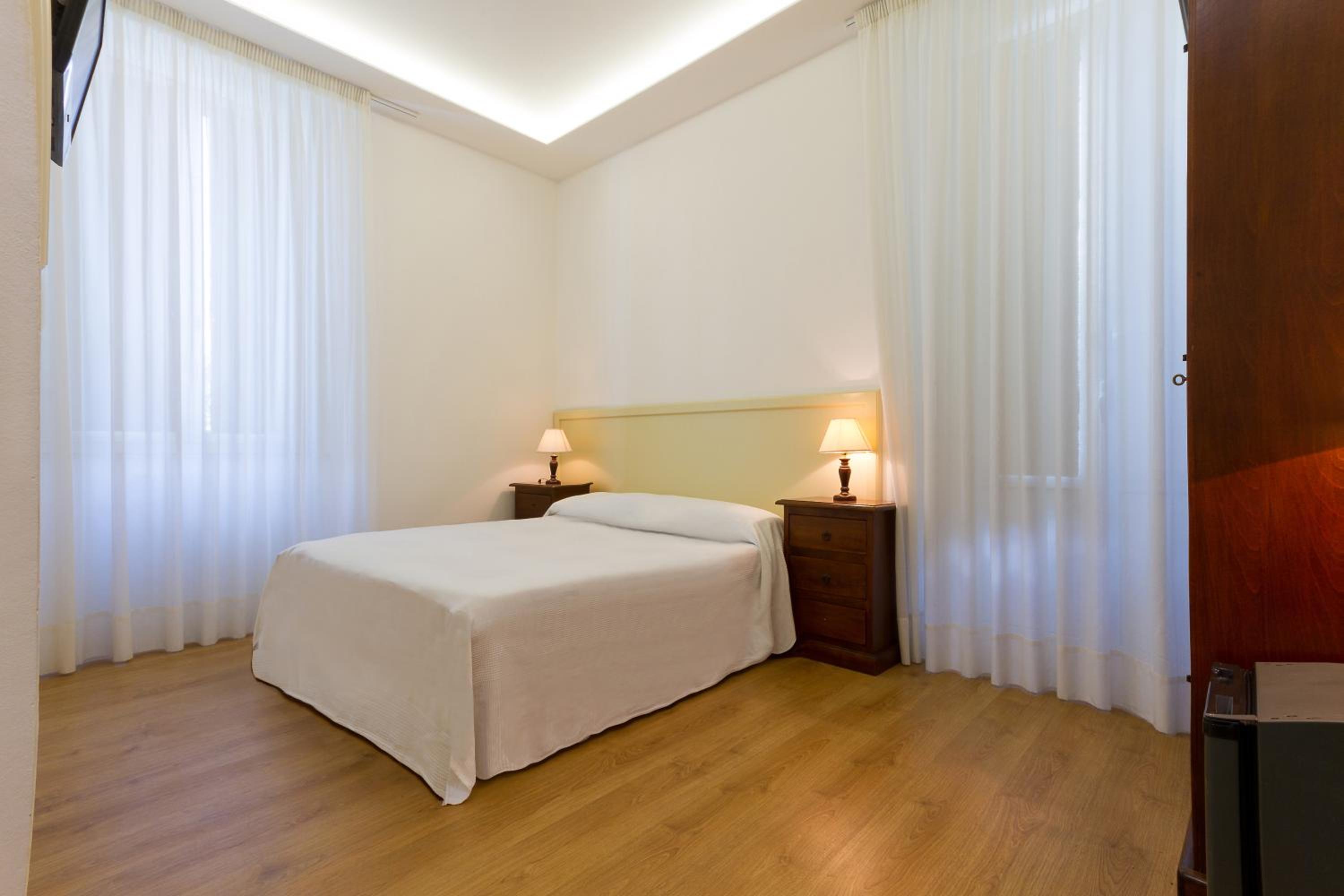 Double Room with Balcony - Photo 3