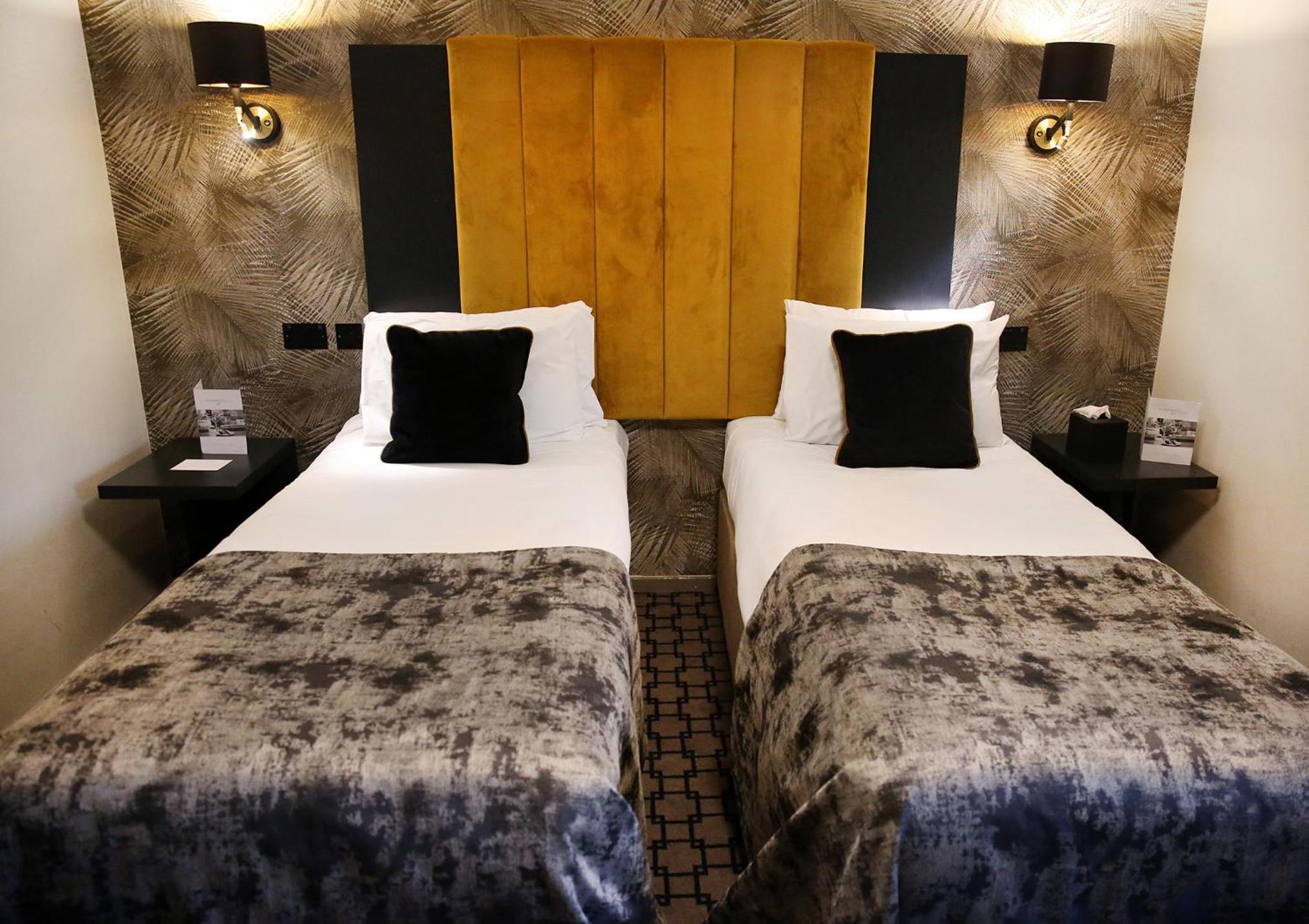 Twin Contemporary Standard Room - Photo 7