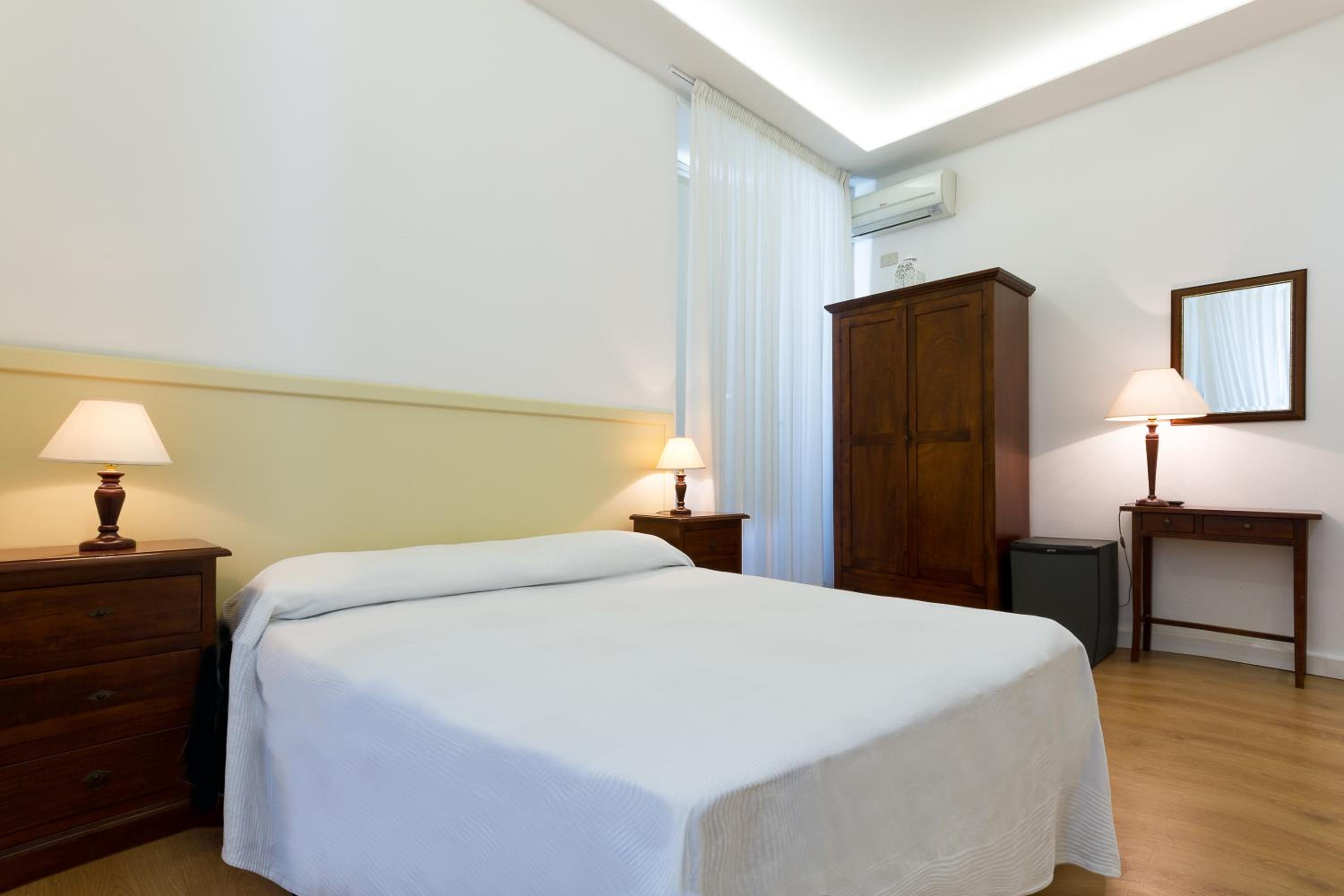 Double Room with Balcony - Photo 2