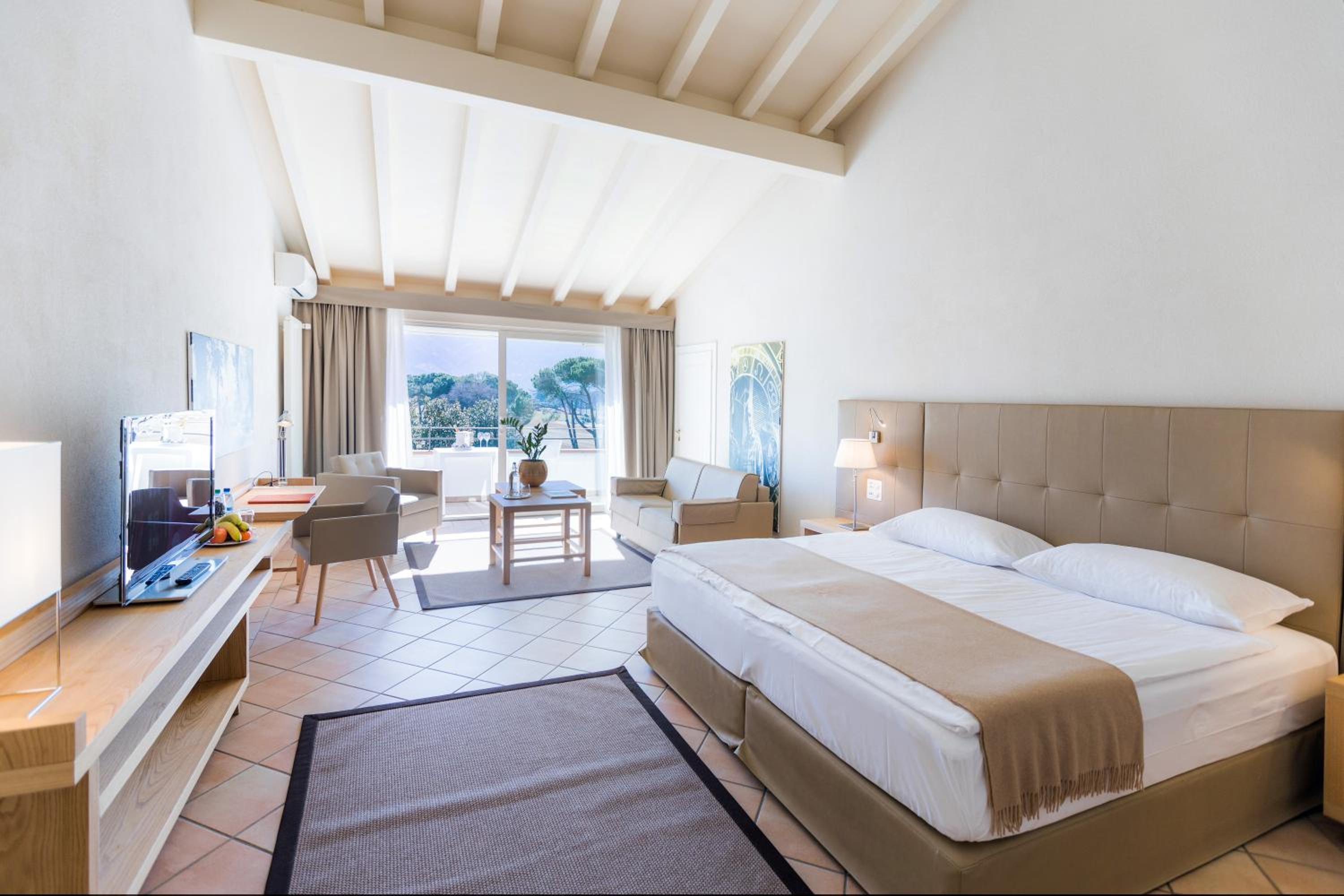Junior Suite with Balcony and Spa Access - Photo 7