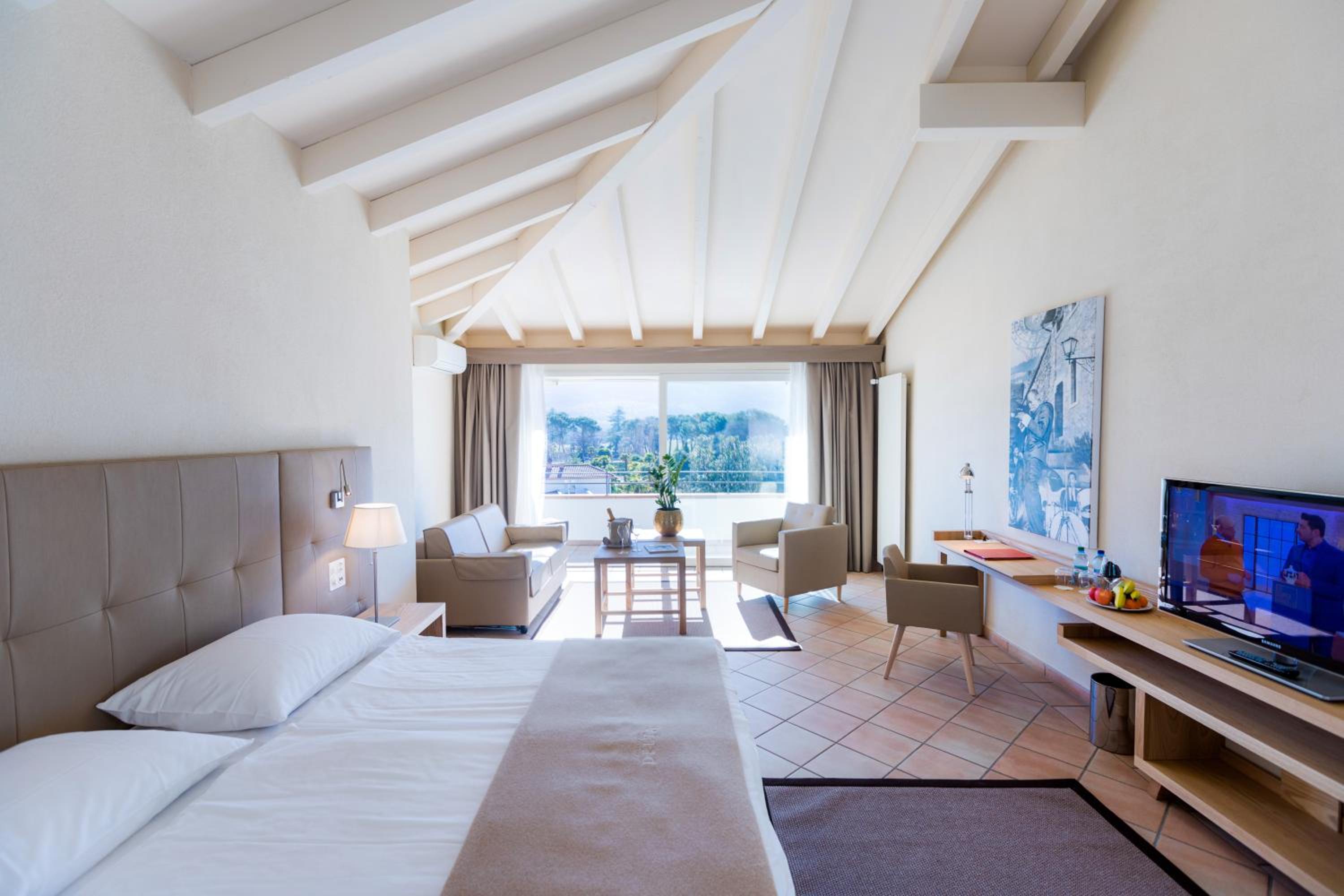 Junior Suite with Balcony and Spa Access - Photo 13