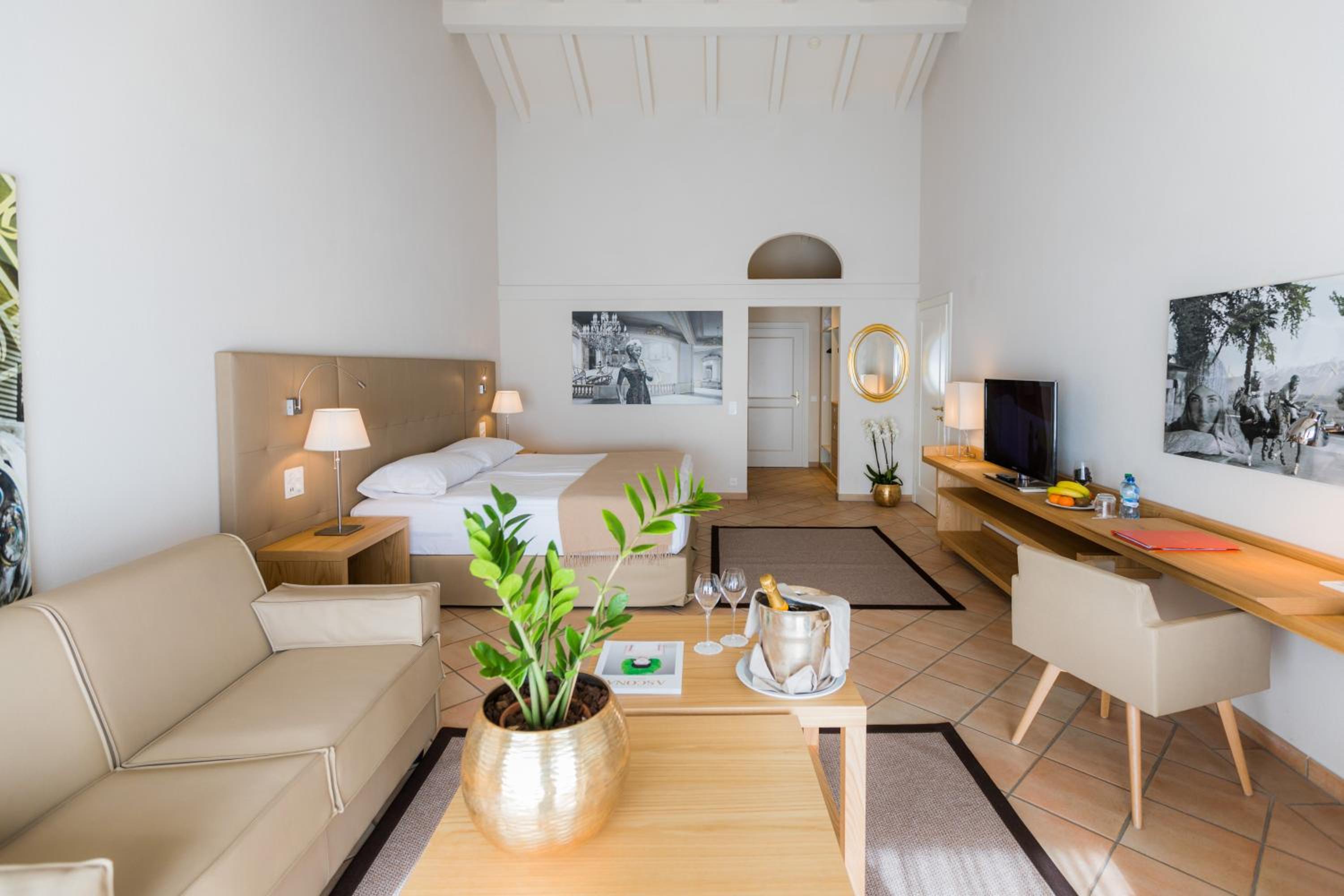 Junior Suite with Balcony and Spa Access - Photo 18