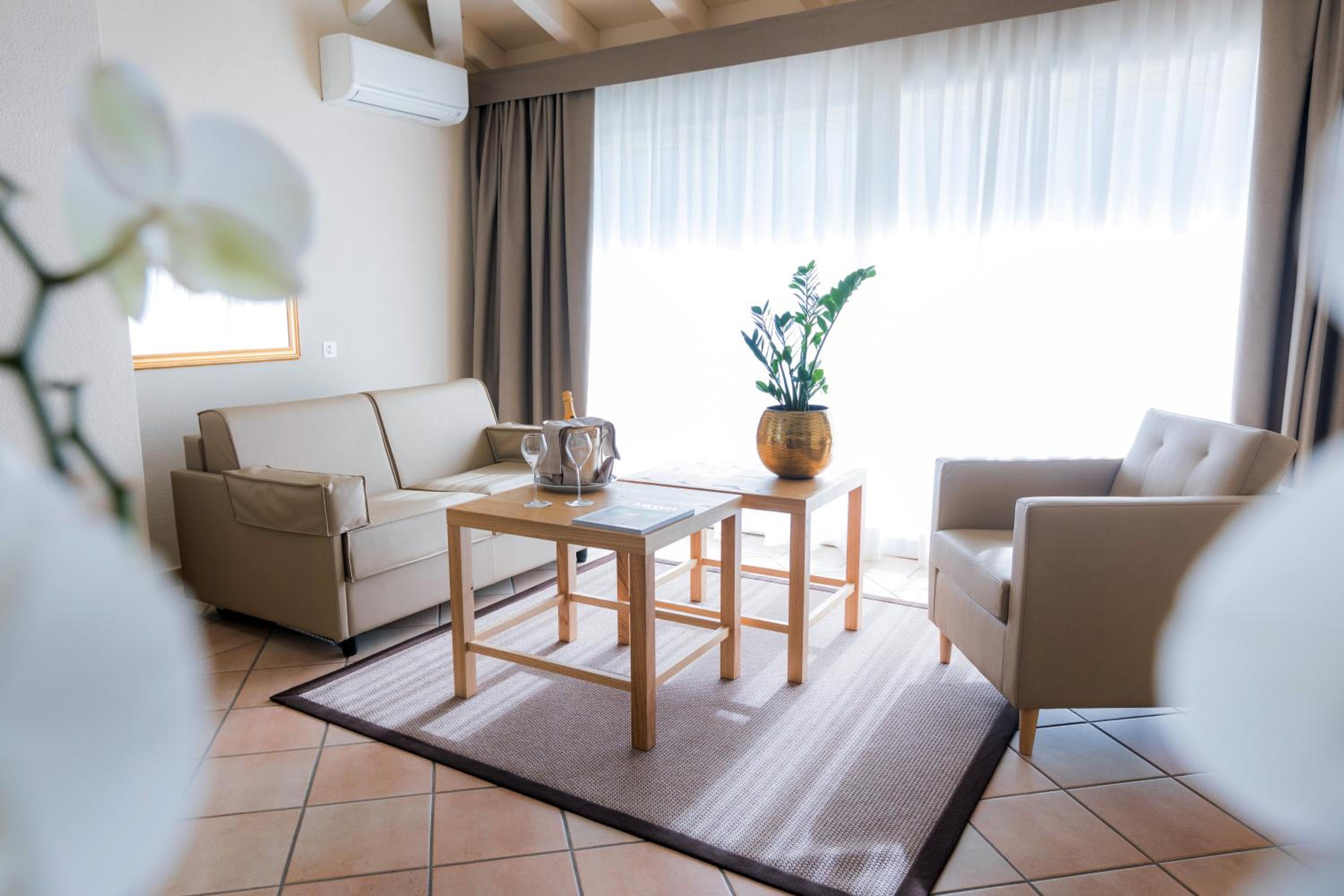 Junior Suite with Balcony and Spa Access - Photo 10