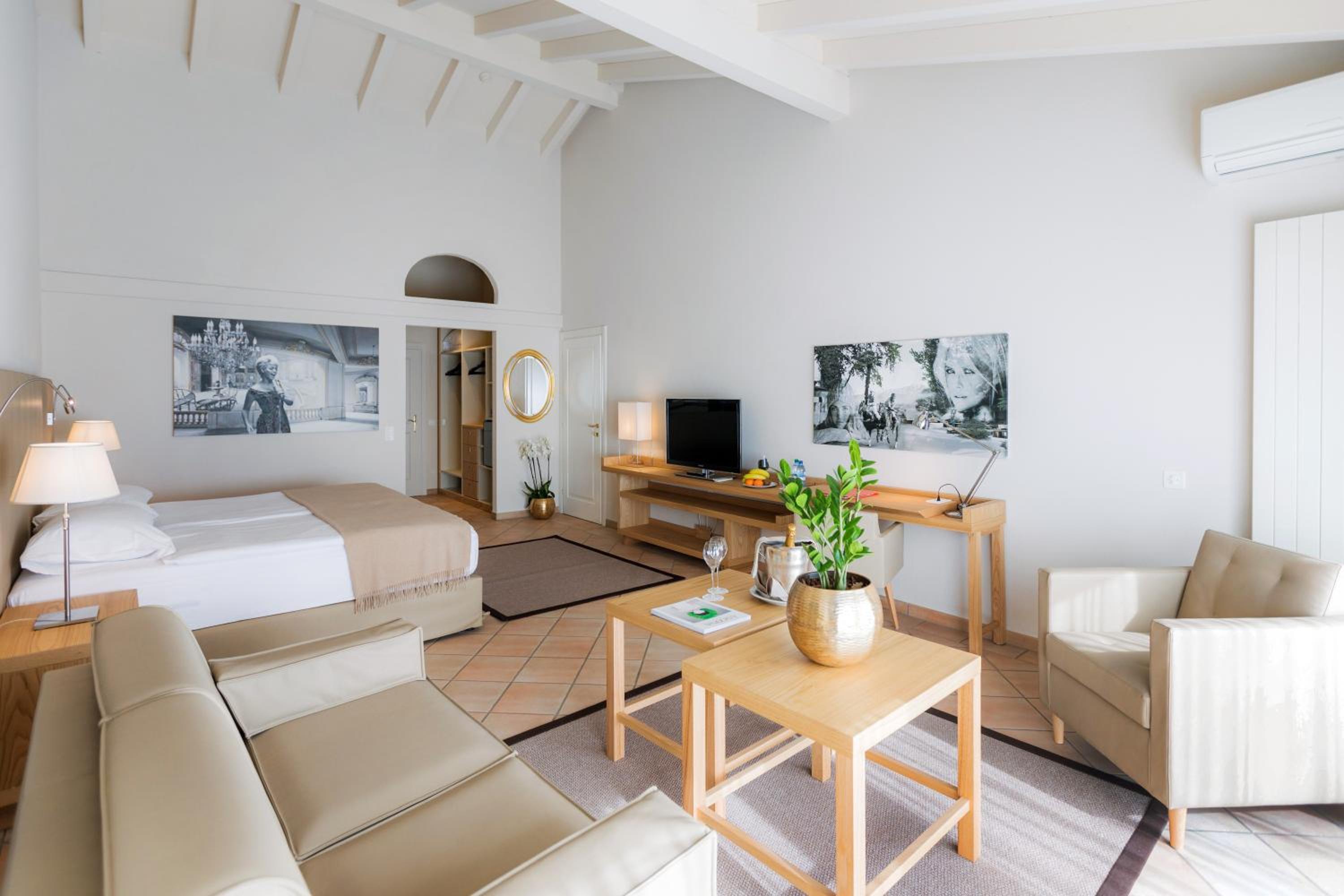 Junior Suite with Balcony and Spa Access - Photo 20