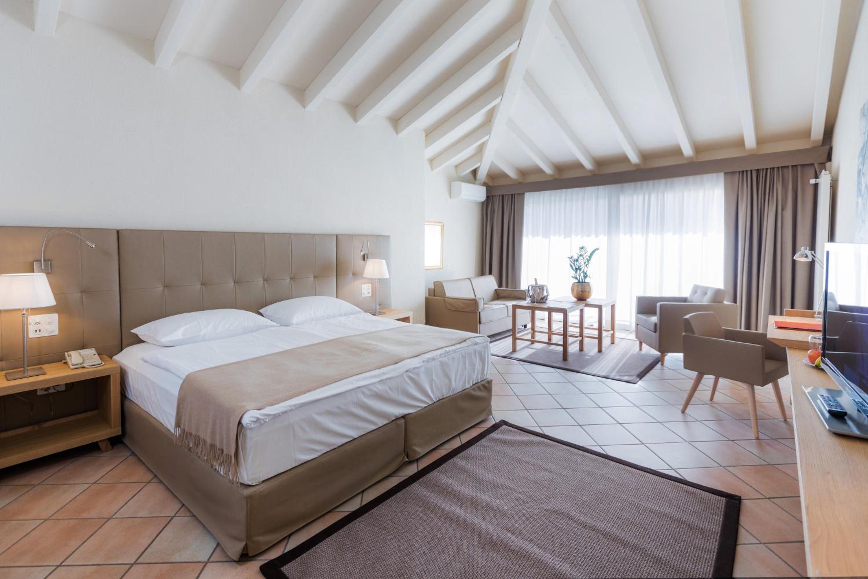 Junior Suite with Balcony and Spa Access - Photo 5