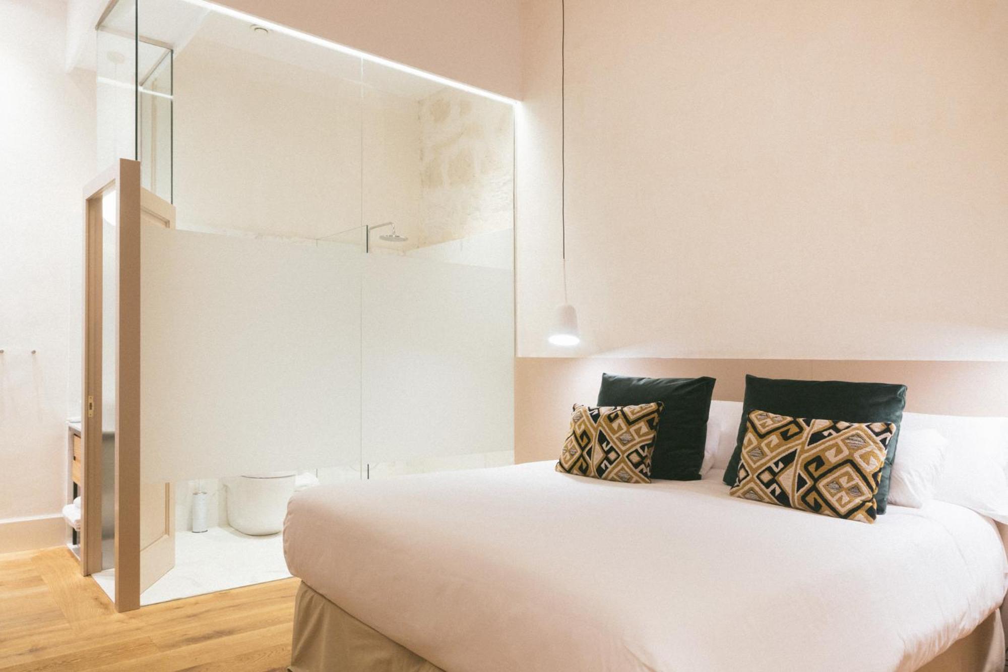 Classic Interior Double Room thumbnail 5
