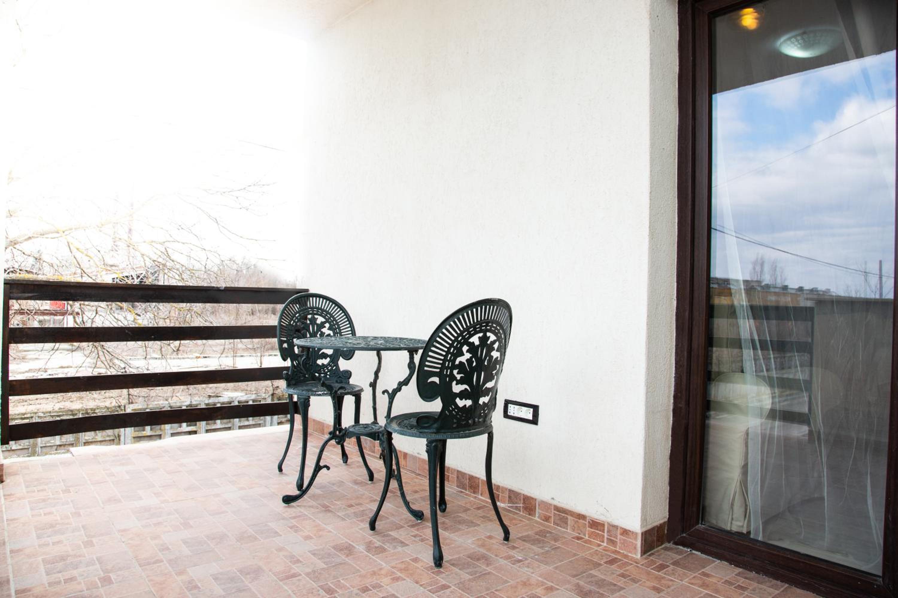 Apartment with Terrace - Photo 6