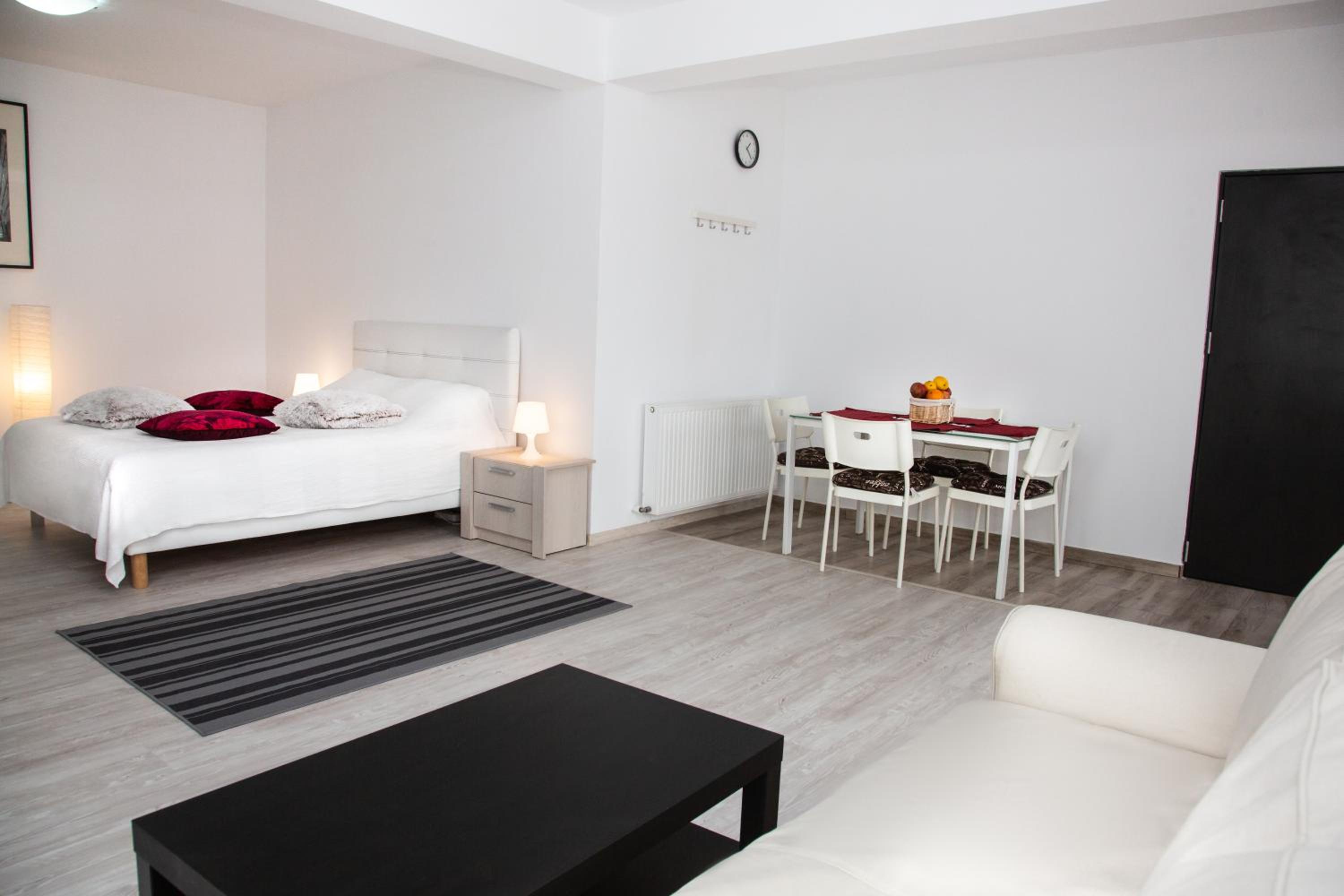 Apartment with Terrace - Photo 18