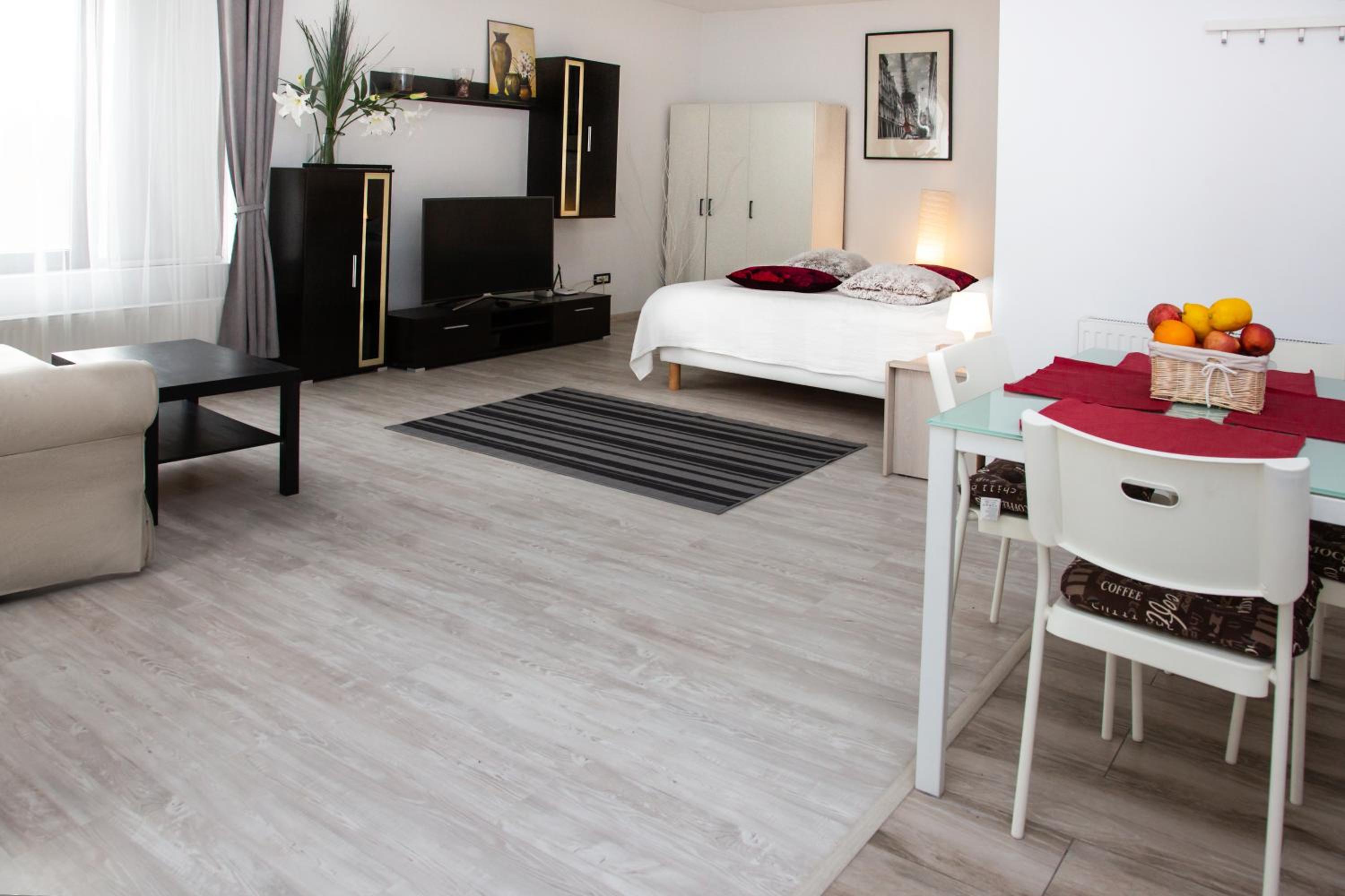Apartment with Terrace - Photo 20