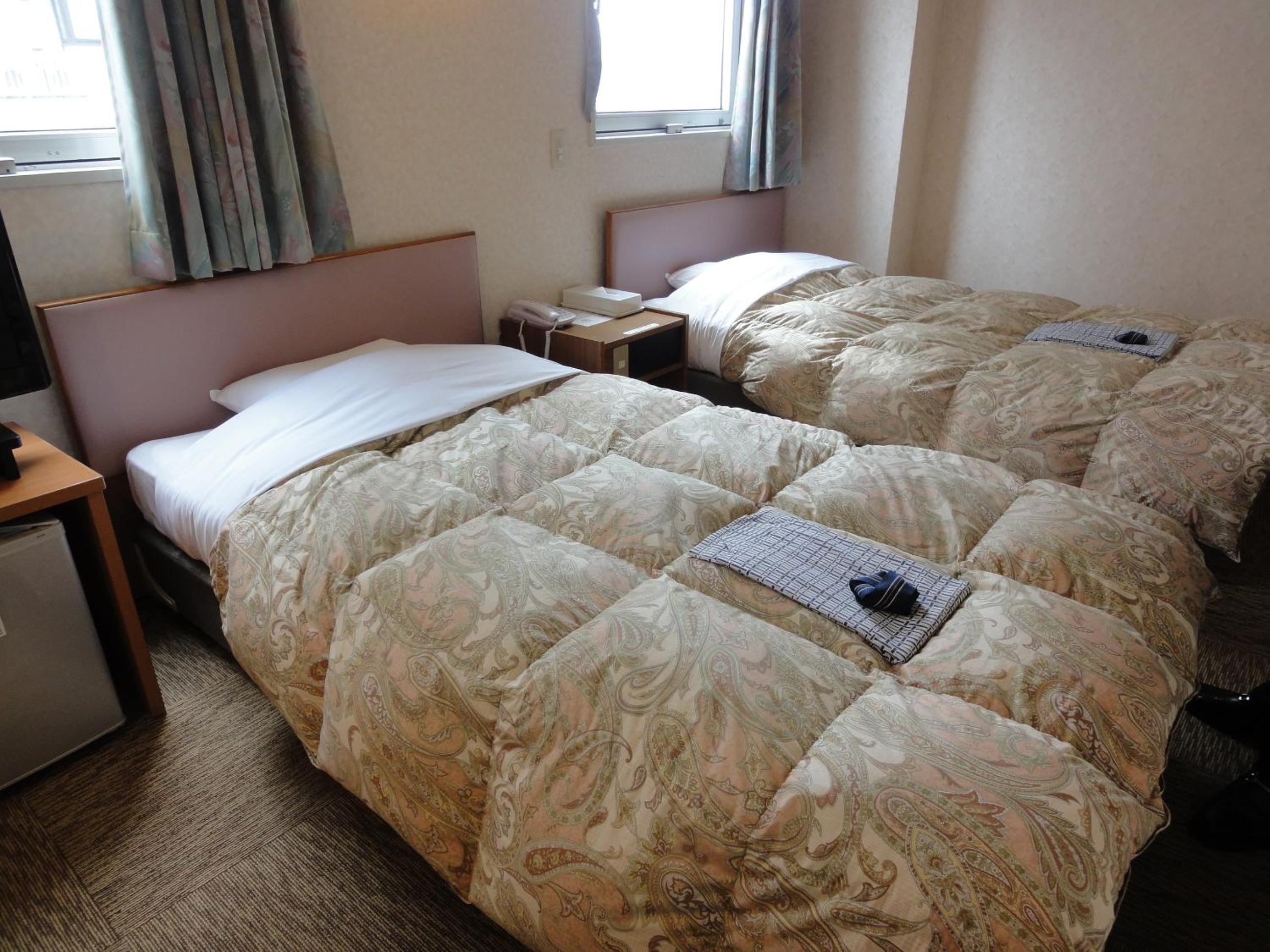 Twin Room - Smoking - Photo 4