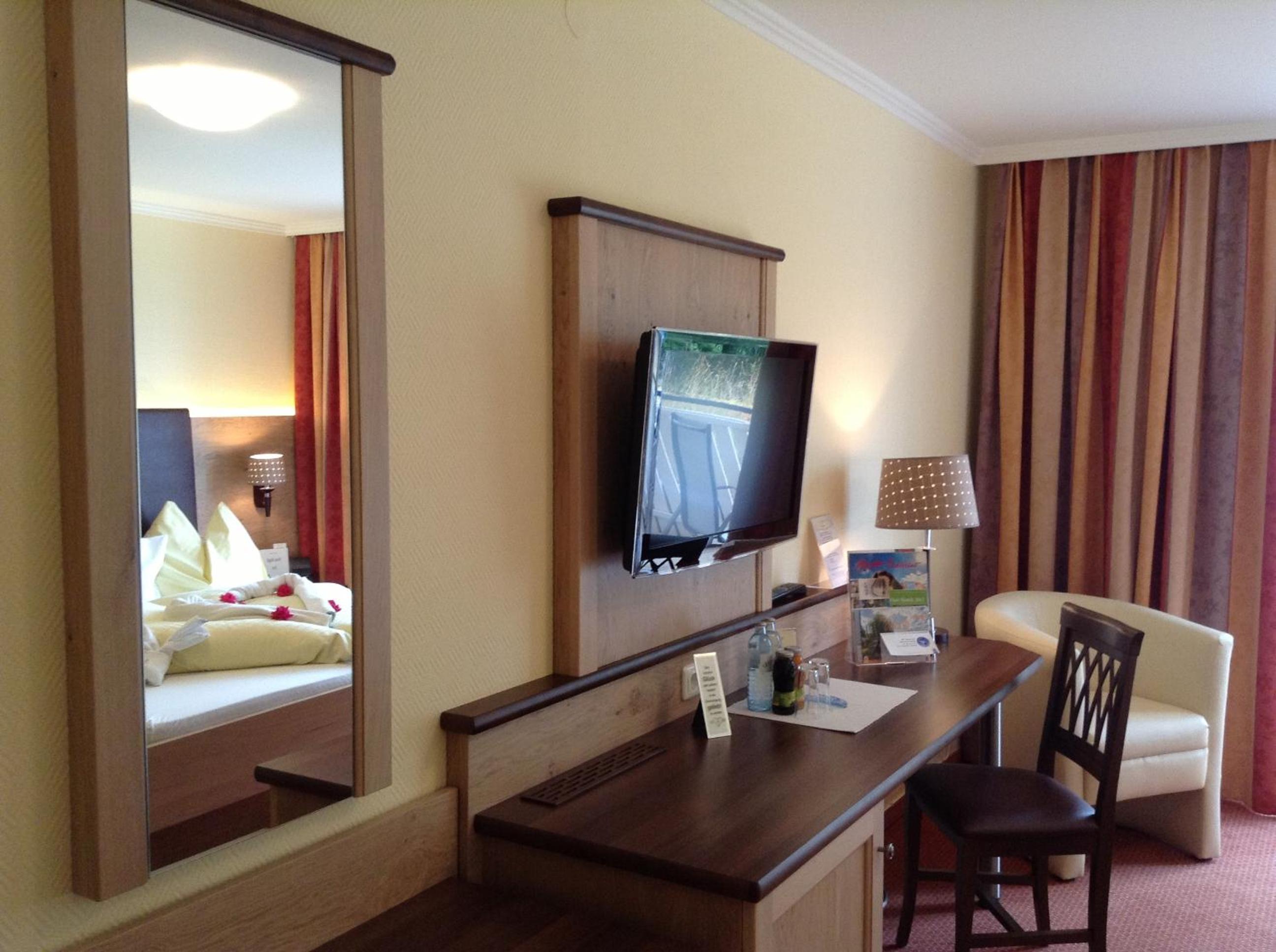 Double Room with Balcony and Lake View - Photo 7