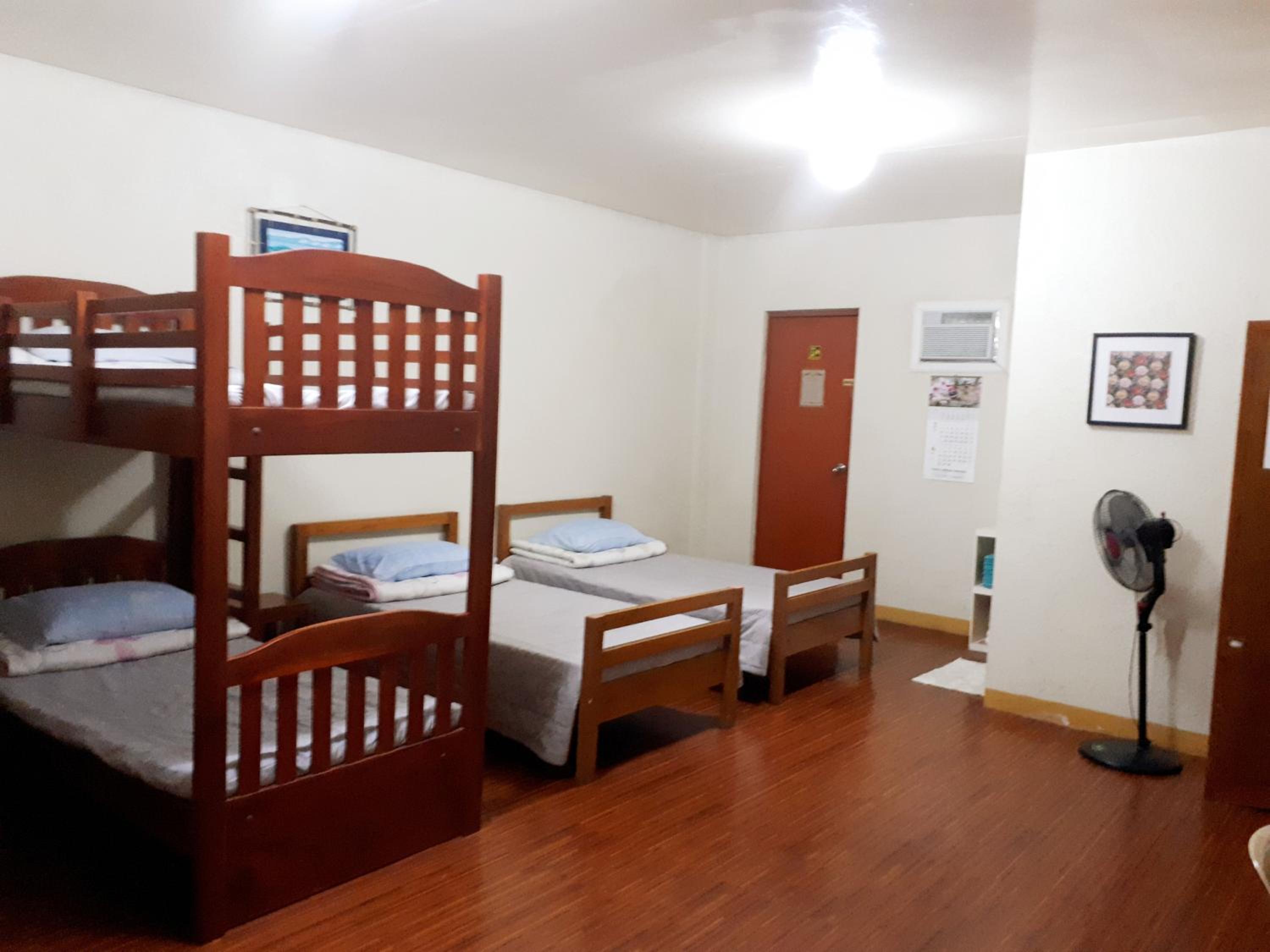 Economy Quadruple Room - Photo 6