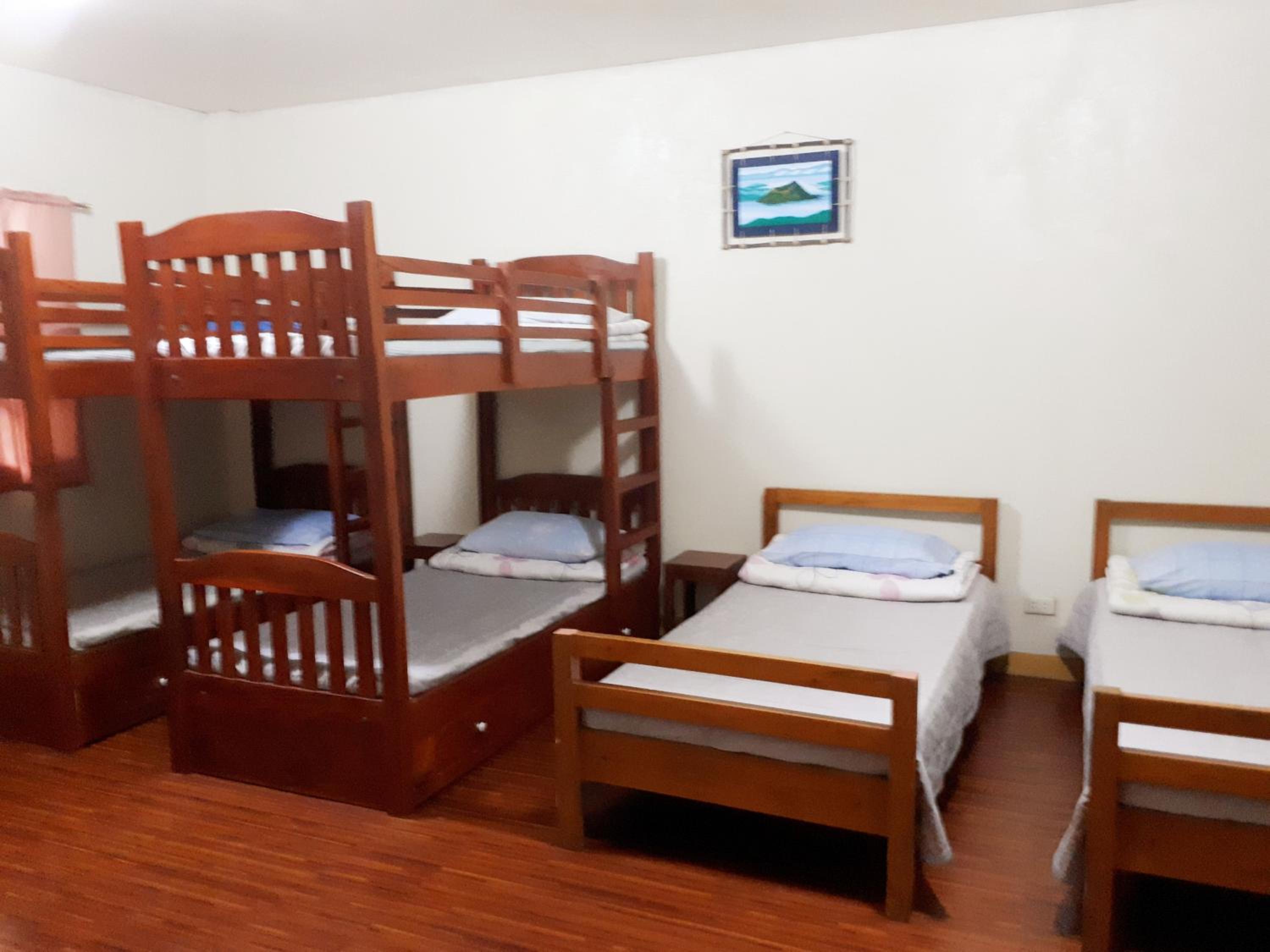 Economy Quadruple Room - Photo 7